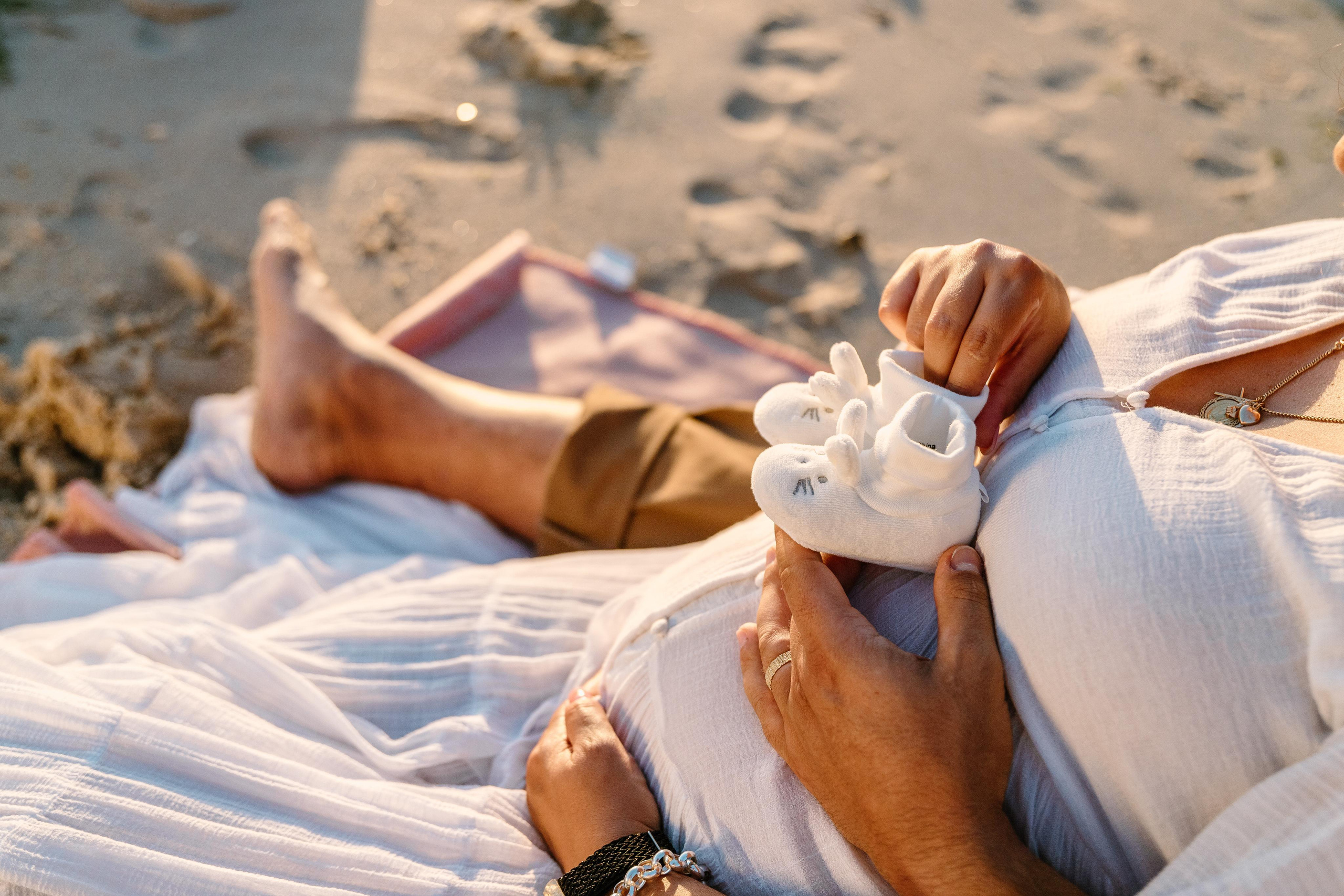 Sessão Maternidade na Praia de Paredes da Vitória. Fotografia e Filmes de Casamento de Luxo | Portugal & Destination Weddings | Ricardo & Mary Pictures