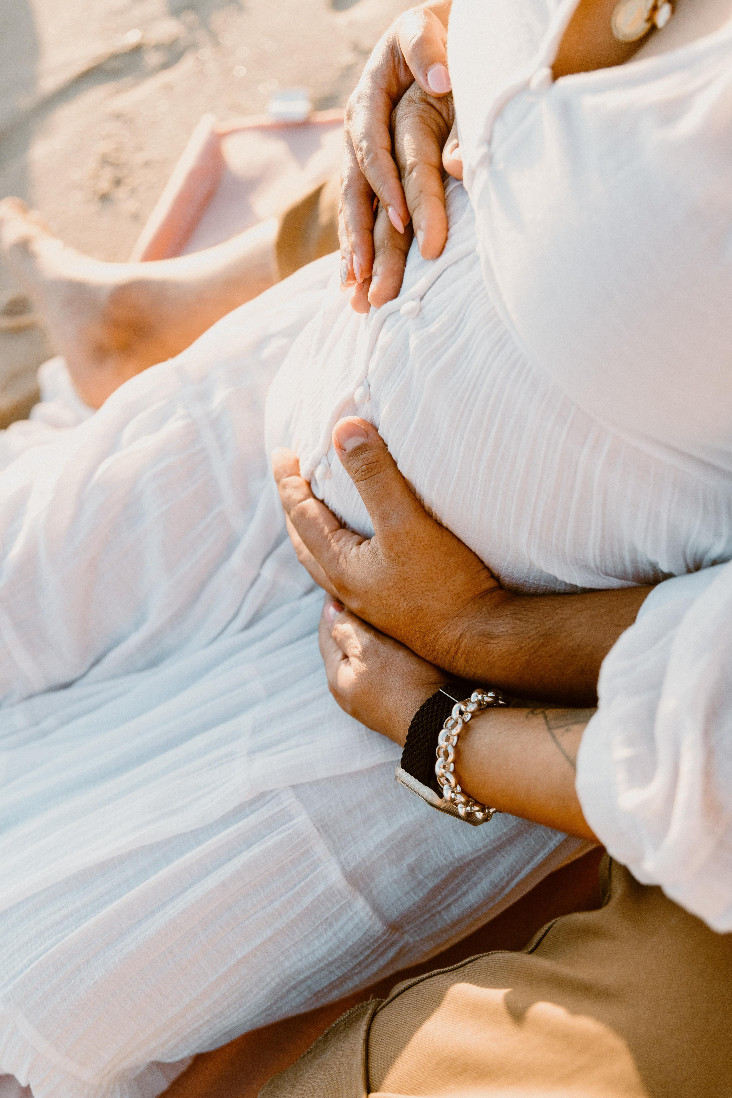 Sessão Maternidade na Praia de Paredes da Vitória. Fotografia e Filmes de Casamento de Luxo | Portugal & Destination Weddings | Ricardo & Mary Pictures