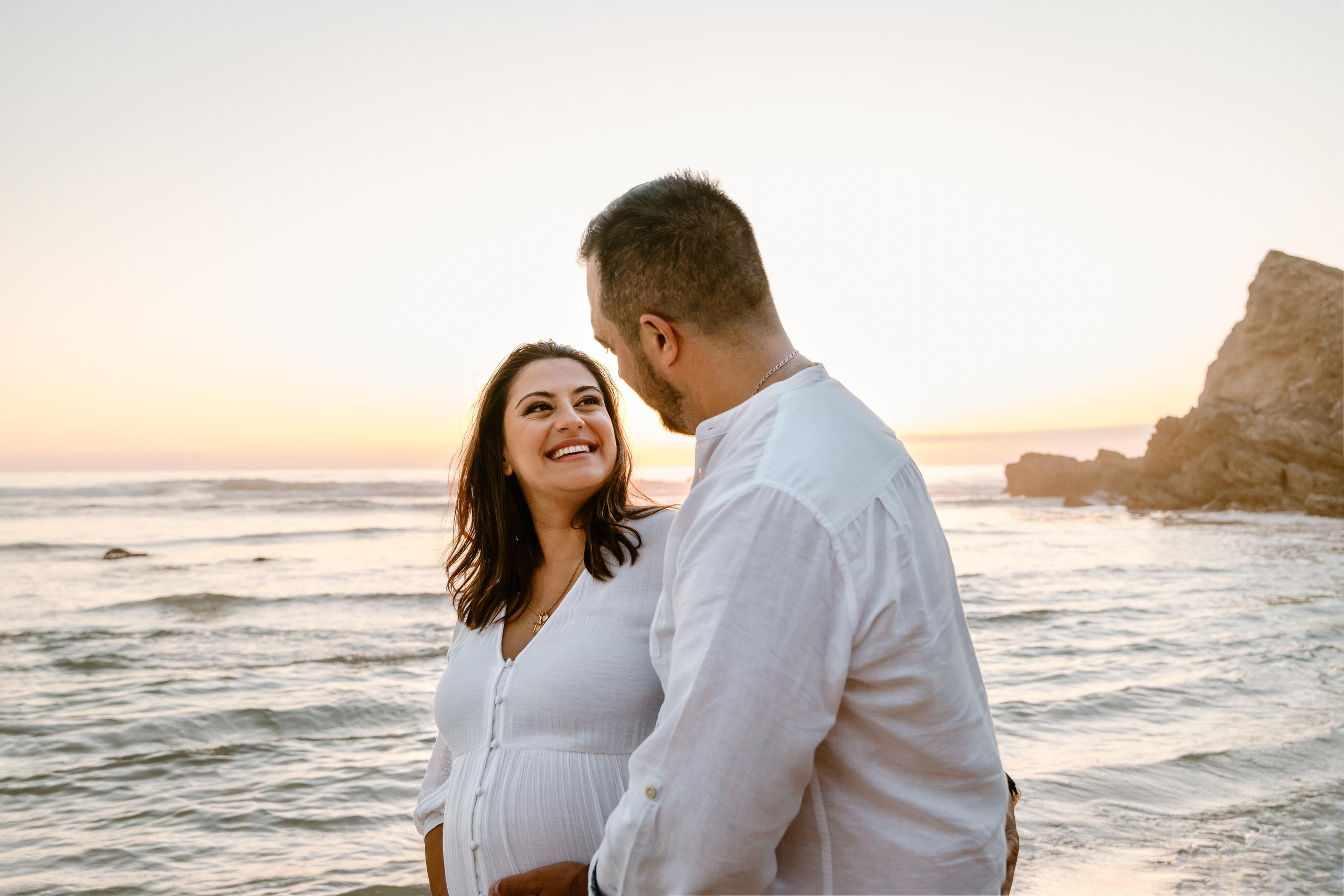 Sessão Maternidade na Praia de Paredes da Vitória. Fotografia e Filmes de Casamento de Luxo | Portugal & Destination Weddings | Ricardo & Mary Pictures