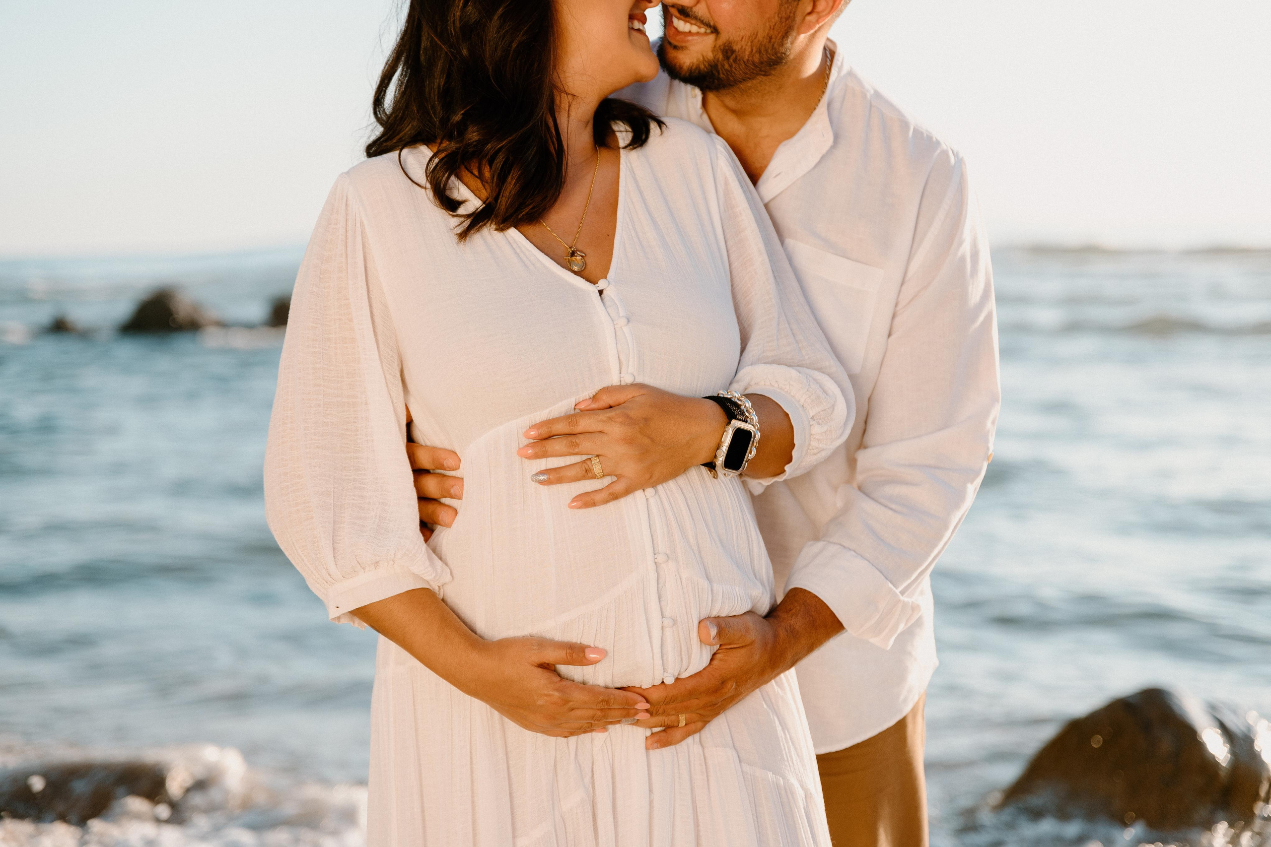 Sessão Maternidade na Praia de Paredes da Vitória. Fotografia e Filmes de Casamento de Luxo | Portugal & Destination Weddings | Ricardo & Mary Pictures