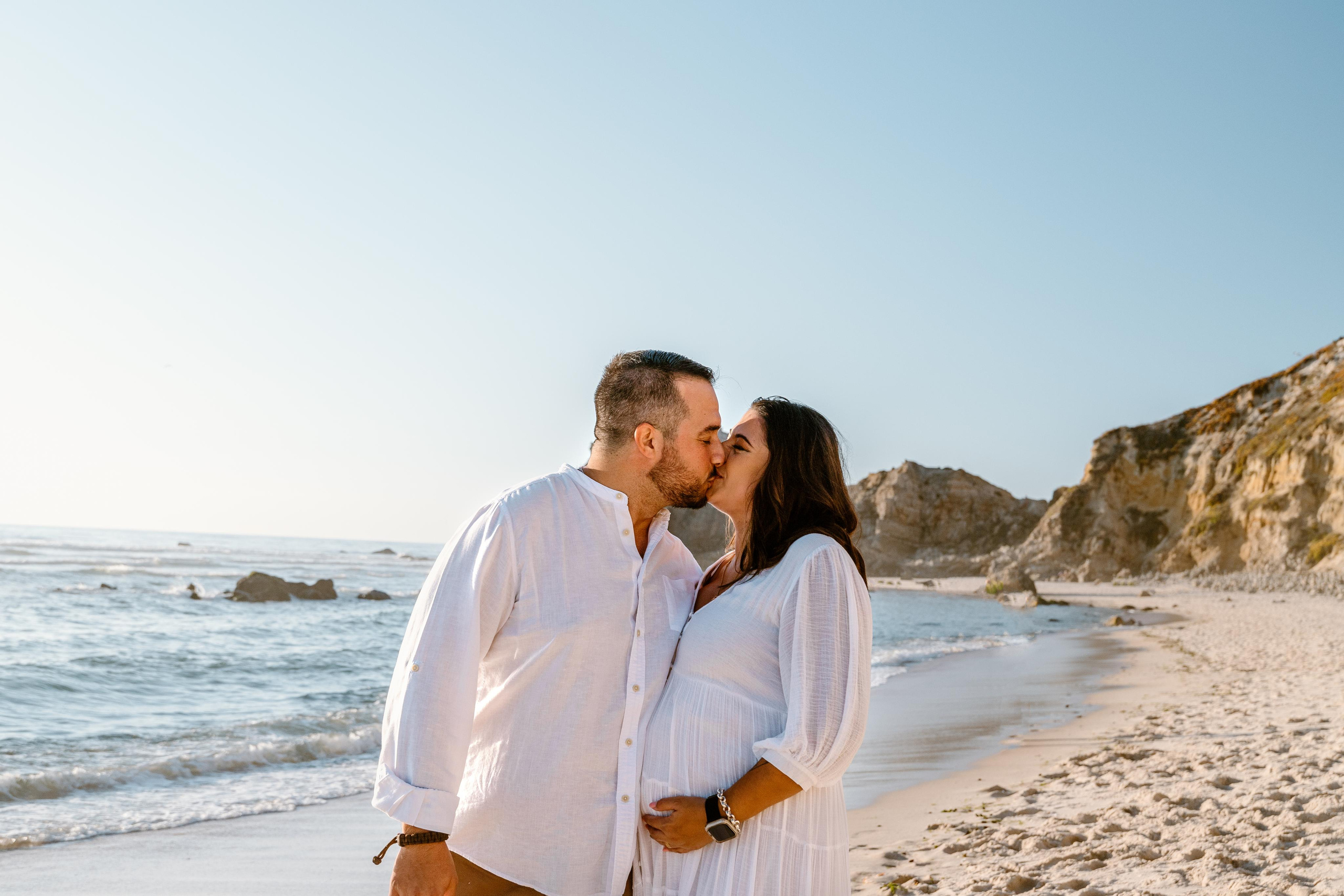 Sessão Maternidade na Praia de Paredes da Vitória. Fotografia e Filmes de Casamento de Luxo | Portugal & Destination Weddings | Ricardo & Mary Pictures