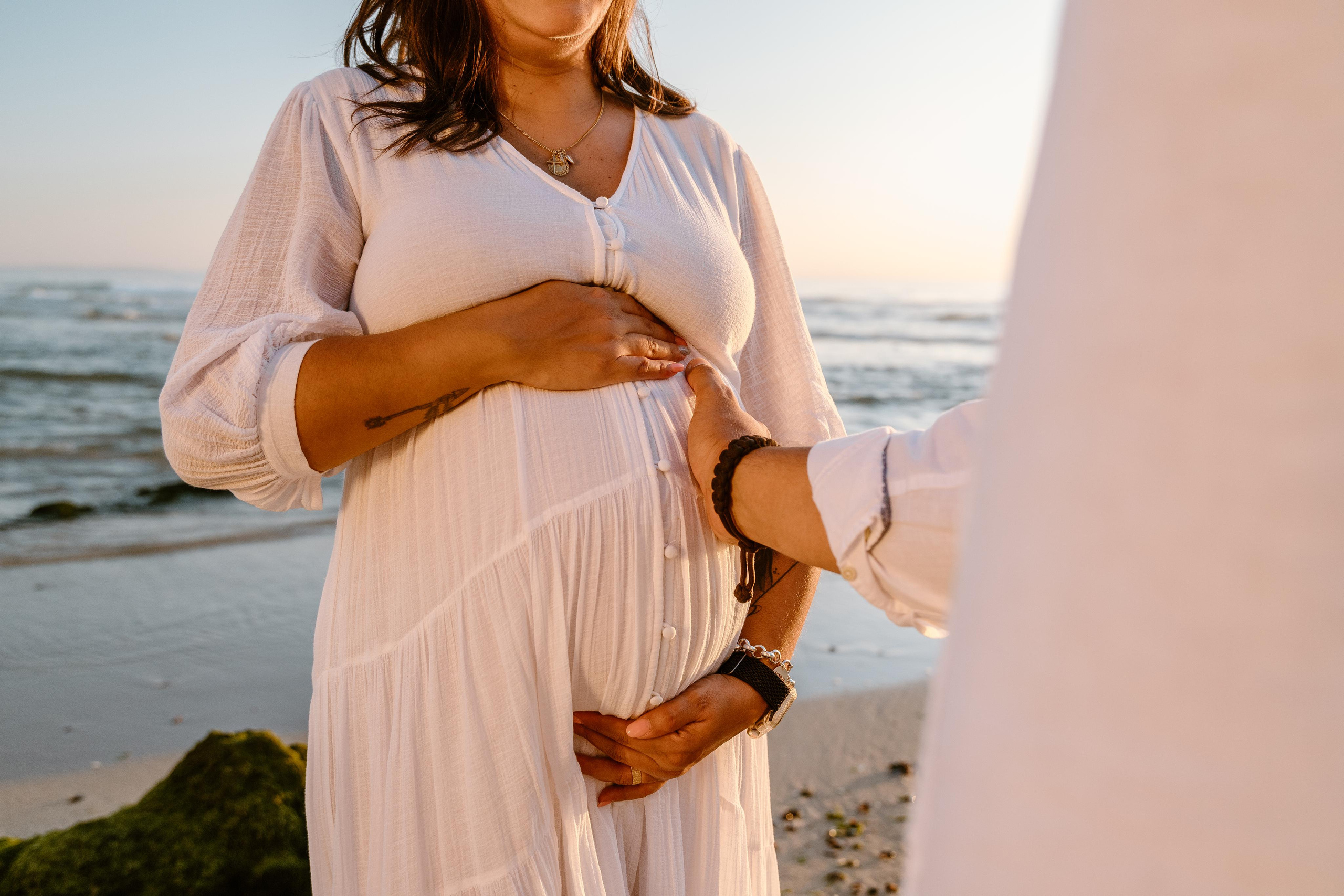 Sessão Maternidade na Praia de Paredes da Vitória. Fotografia e Filmes de Casamento de Luxo | Portugal & Destination Weddings | Ricardo & Mary Pictures