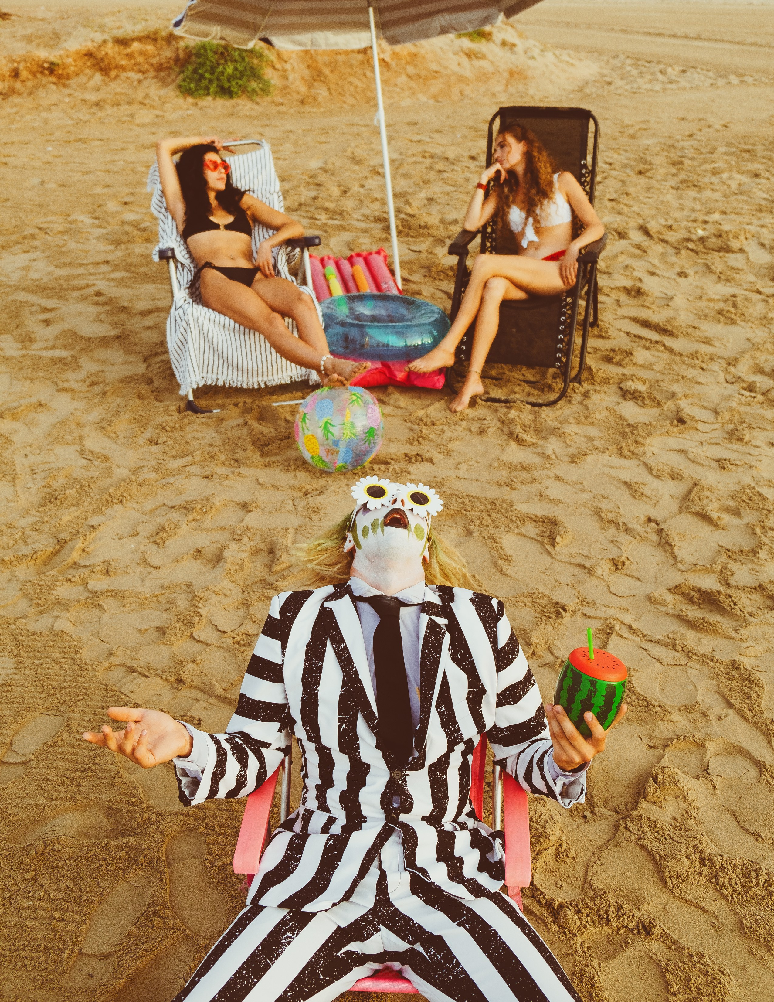 Beetlejuice на море: Экспериментальная фотосессия с цирковыми артистами — Фотограф Андрей Луковников