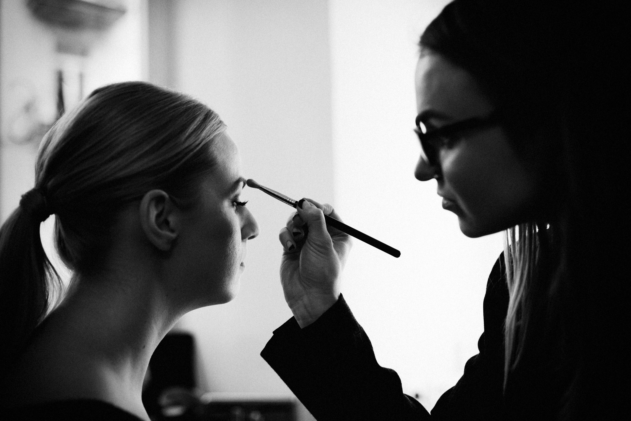 Vestuvių fotosesija, pasiruošimas, Vestuvių pasiruošimo fotografavimas. Vestuvių fotografas Vilnius Trakai kaina vestuvių fotografavimas fotografė personal.lt photogrpahy kainos jaunoji jaunikis nuotaka santuoka vestuvės, profesionali natūrali meninė reportažinė klasikinė fotosesija