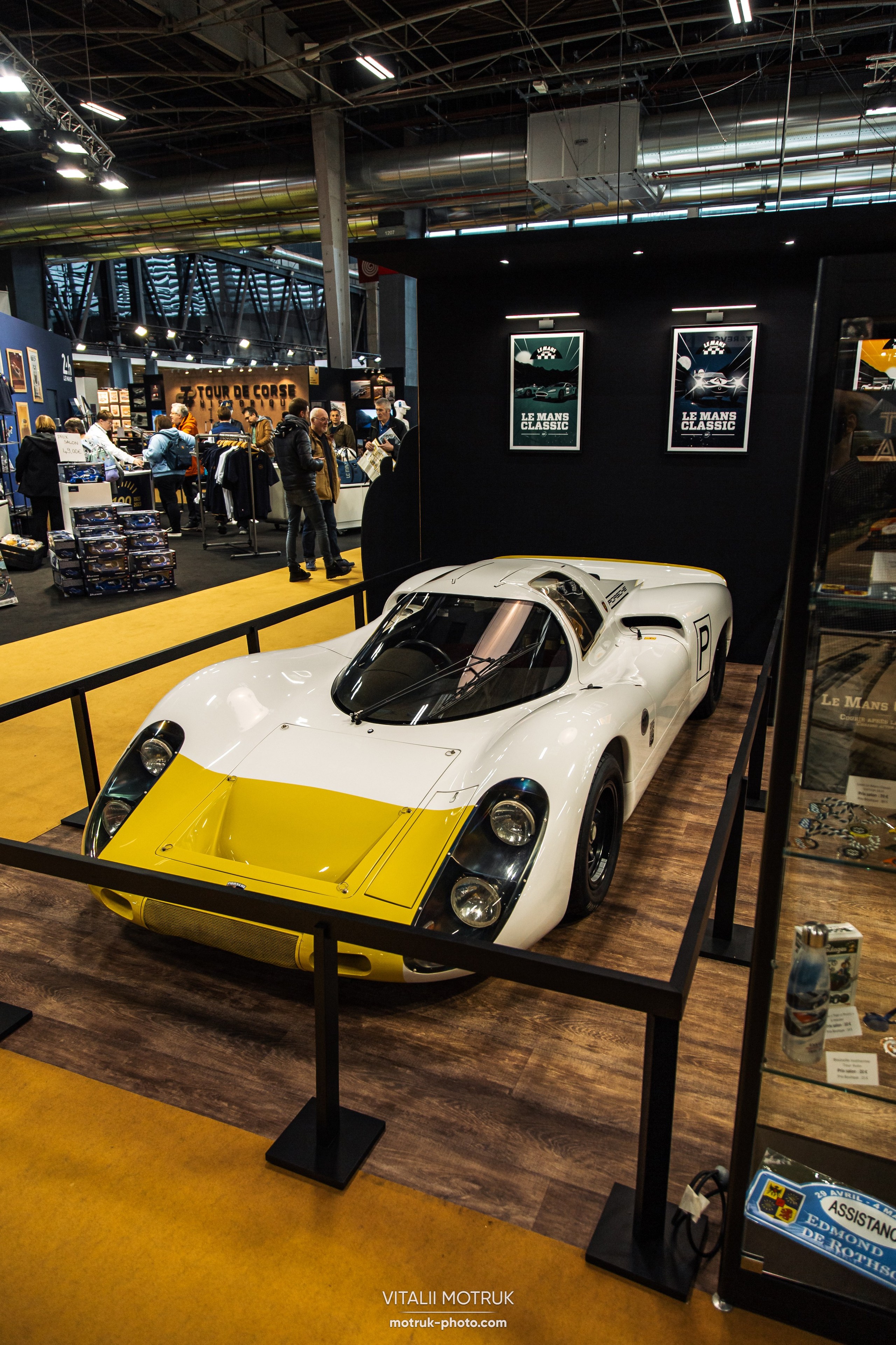 Retromobile 2023. Photographe de voitures à Paris — Vitalii Motruk