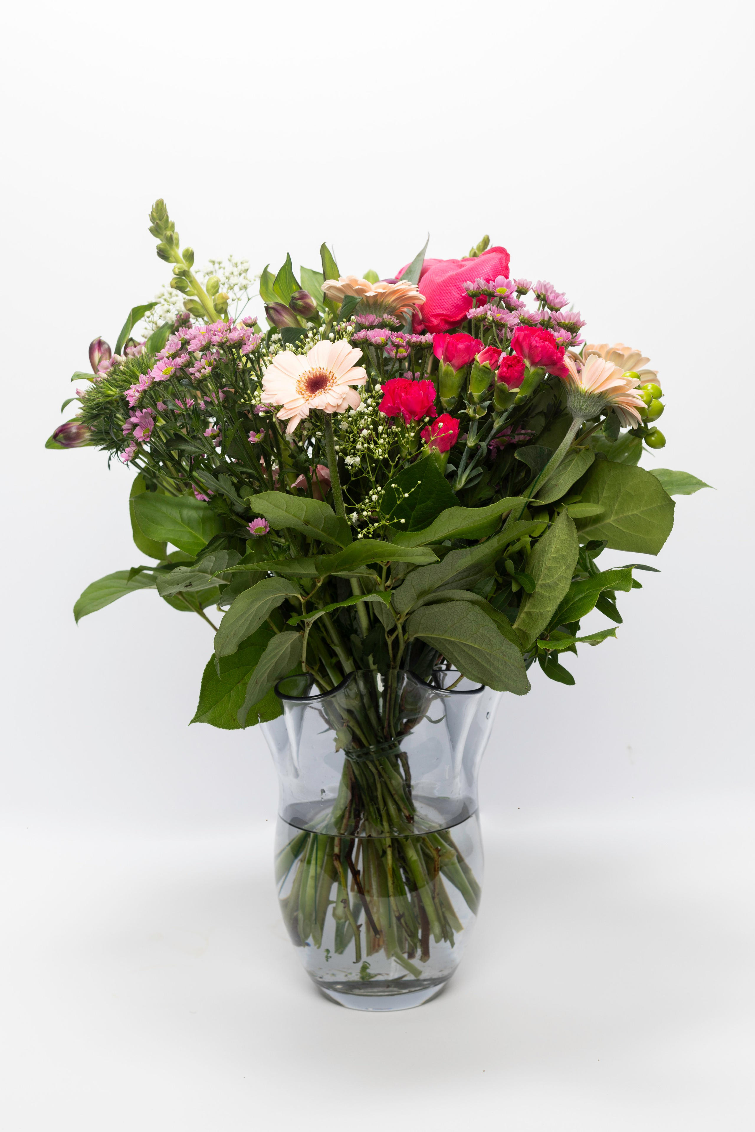Romantisk buket med hjerter – den perfekte kærlighedsgaveOverrask en du holder af med en smuk, romantisk buket dekoreret med hjerter. Perfekt til Valentinsdag, årsdag eller fødselsdag.Friske blomster i romantiske nuancerHåndbundet med kærlighedLevering i Aarhus og oplandet med WoltBestil online i dag og få leveret direkte til døren.Akropolis Blomster – din florist til romantiske buketter.