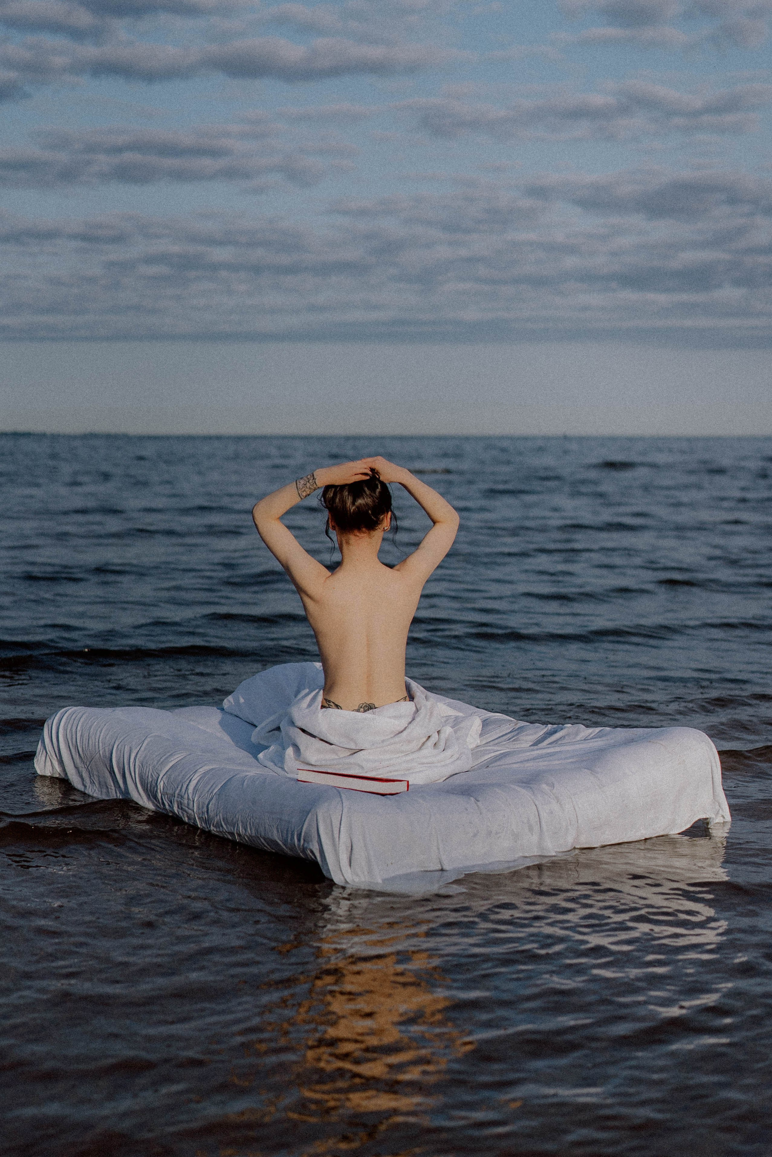Luxury Beach Boudoir Photography | Floating Bed Photo Session. Videographer and photographer in New York // MAKAROV.VIDEO