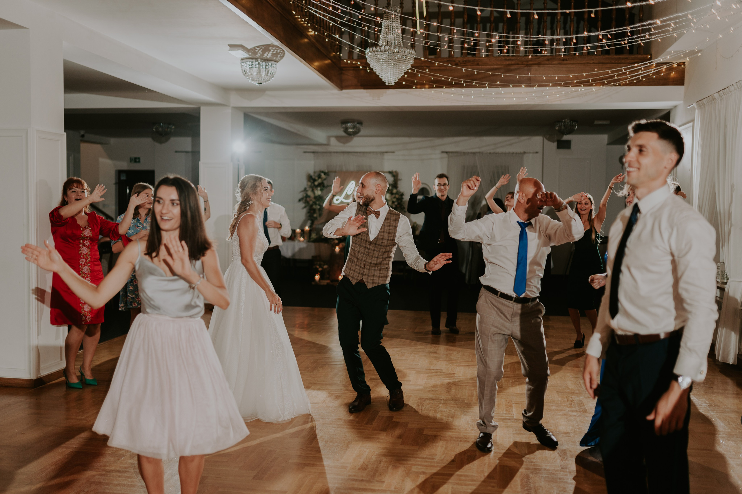 Dwór Wierzbno: plenerowy ślub pod wierzbą. Karkowskafoto - fotografia miłości