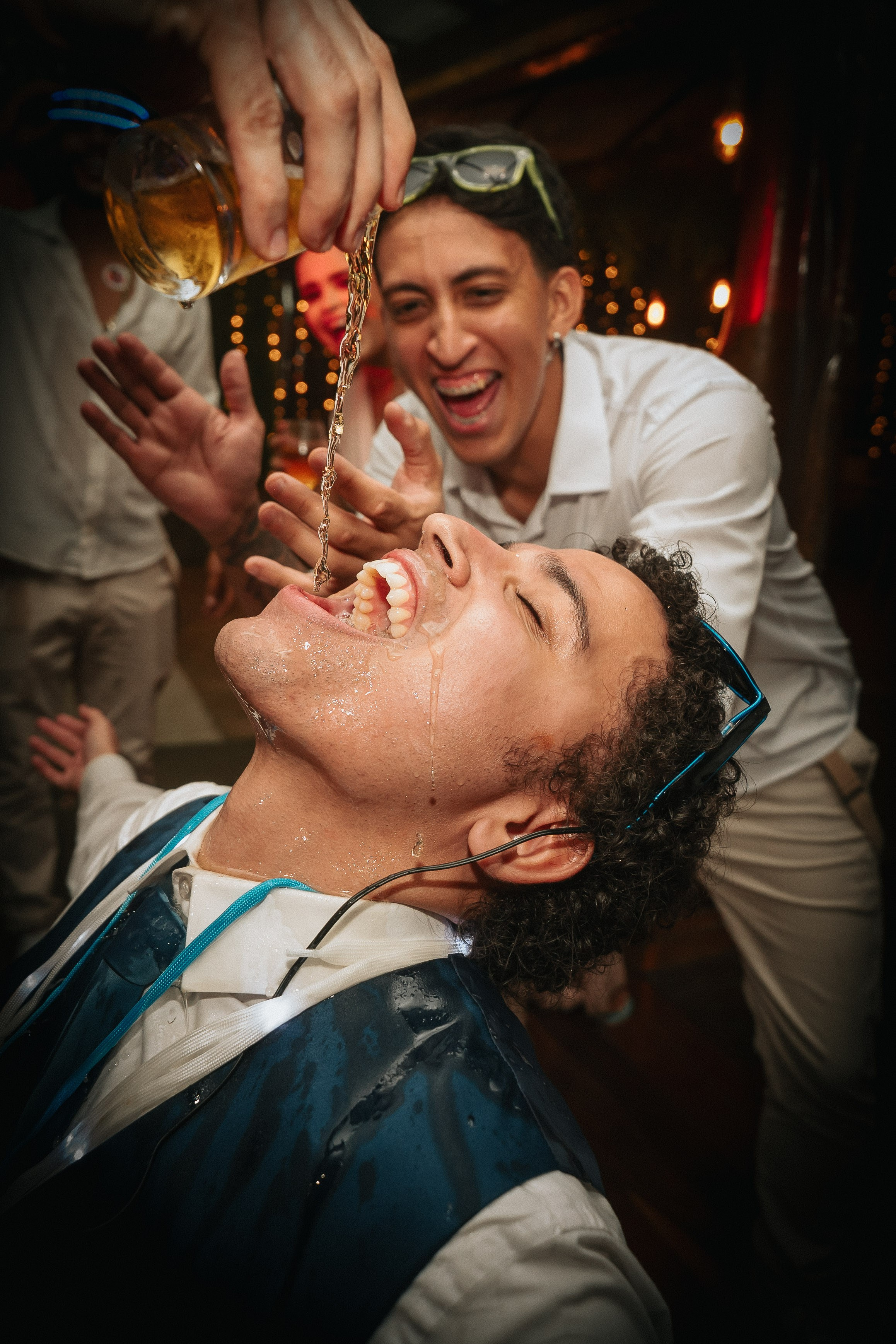Noivo se divertindo com bebidas em festa de casamento no RJ