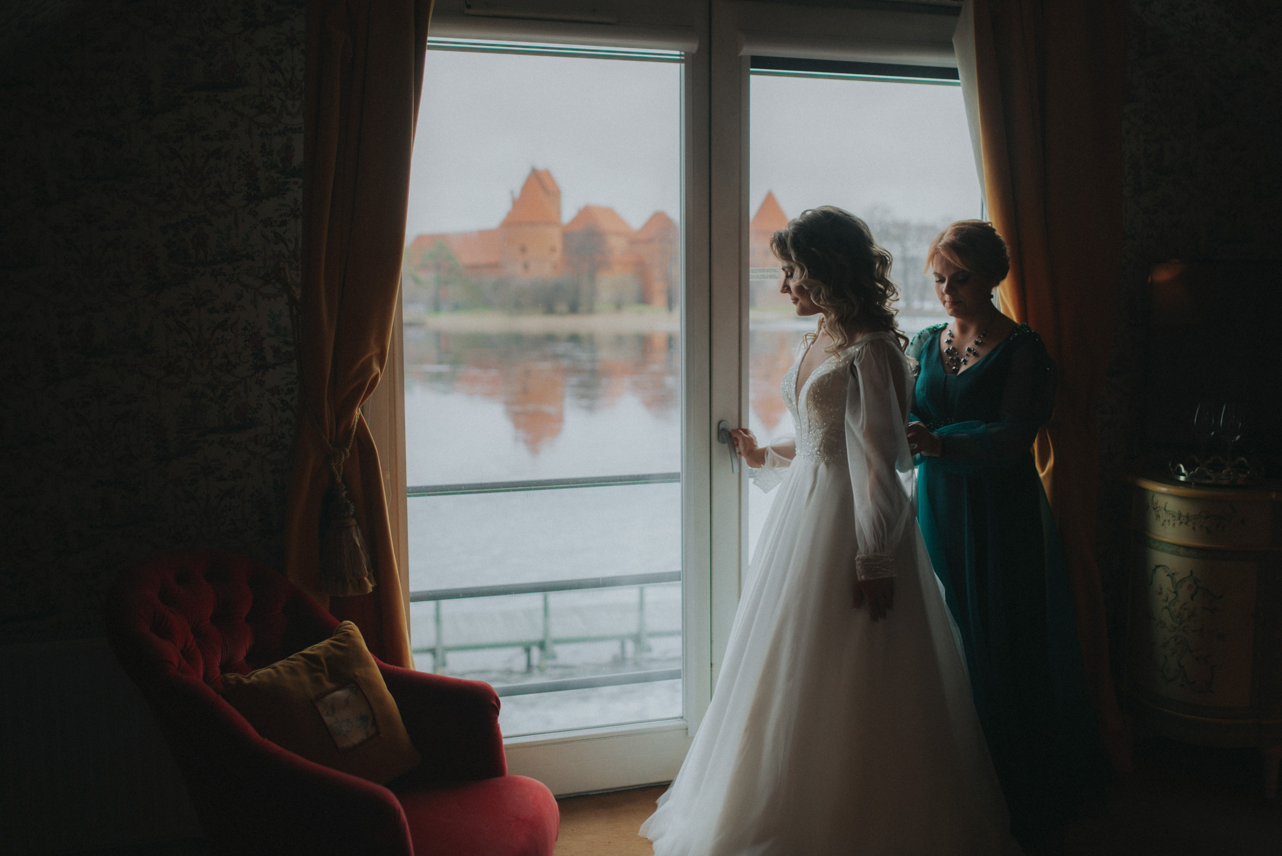 Vestuvių fotosesija, pasiruošimas, Vestuvių pasiruošimo fotografavimas. Vestuvių fotografas Vilnius Trakai kaina vestuvių fotografavimas fotografė personal.lt photogrpahy kainos jaunoji jaunikis nuotaka santuoka vestuvės, profesionali natūrali meninė reportažinė klasikinė fotosesija