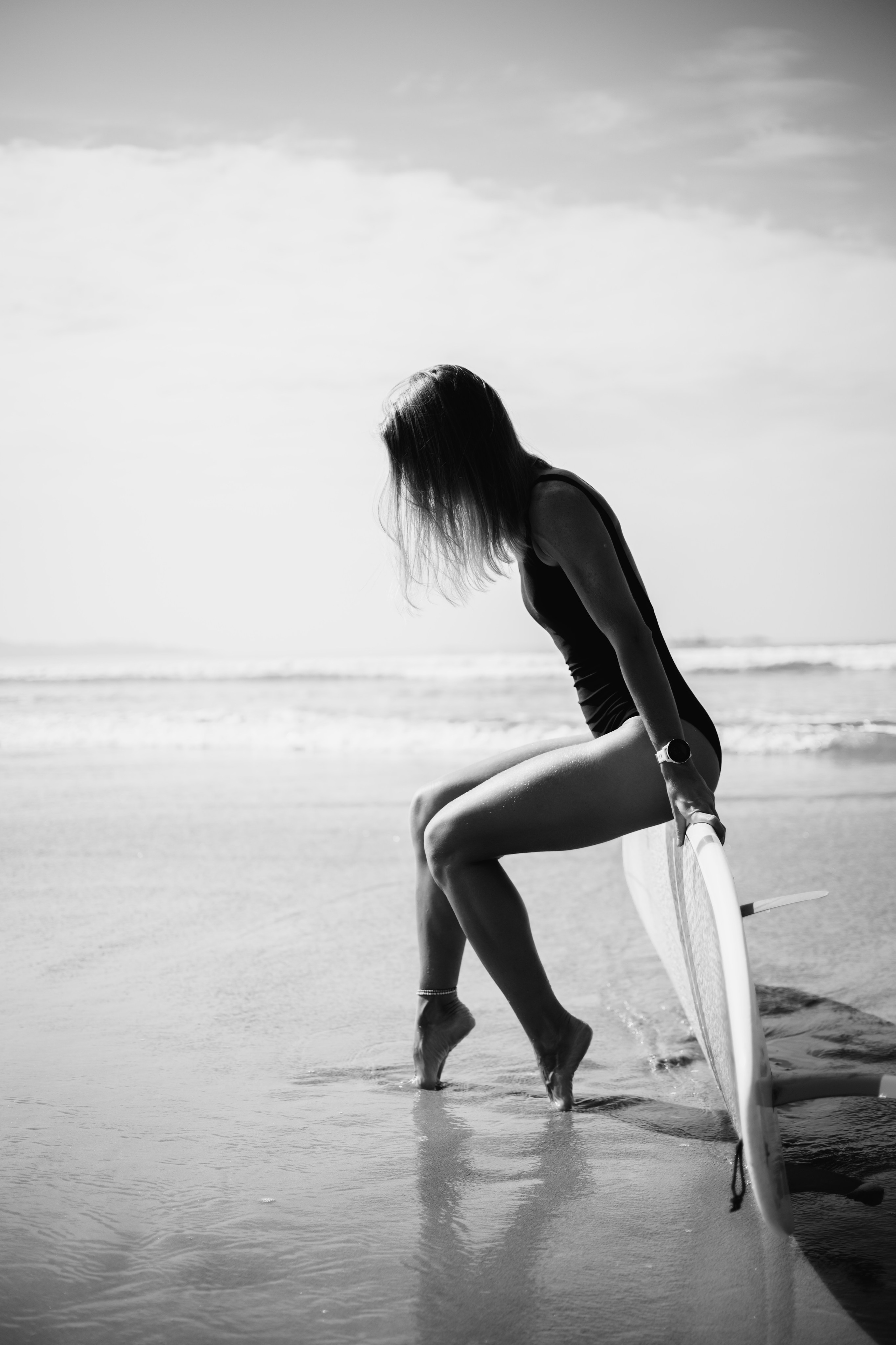 Photoshoot with a surfboard | BW