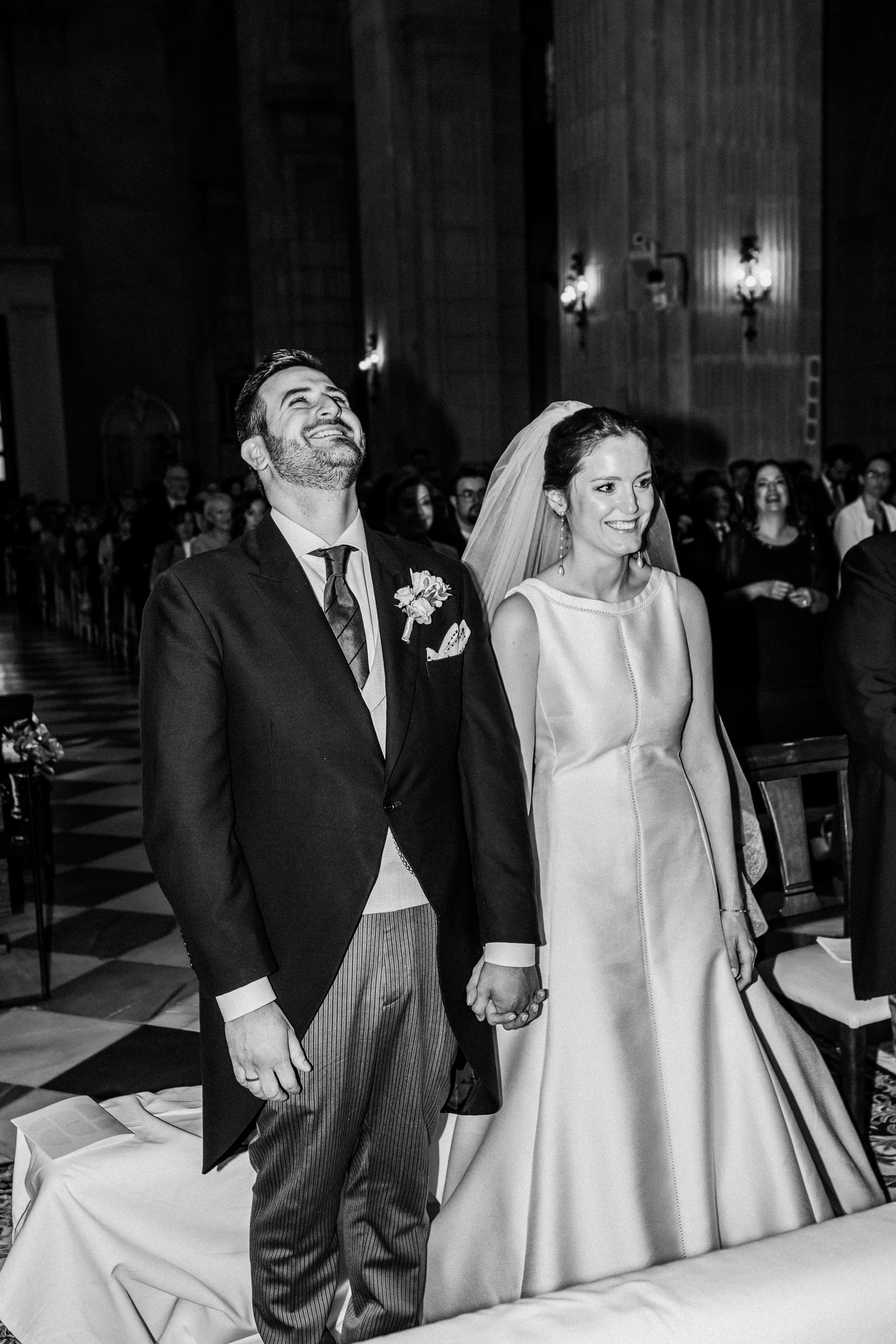 Momento gracioso de los novios en interior durante la celebración de la boda