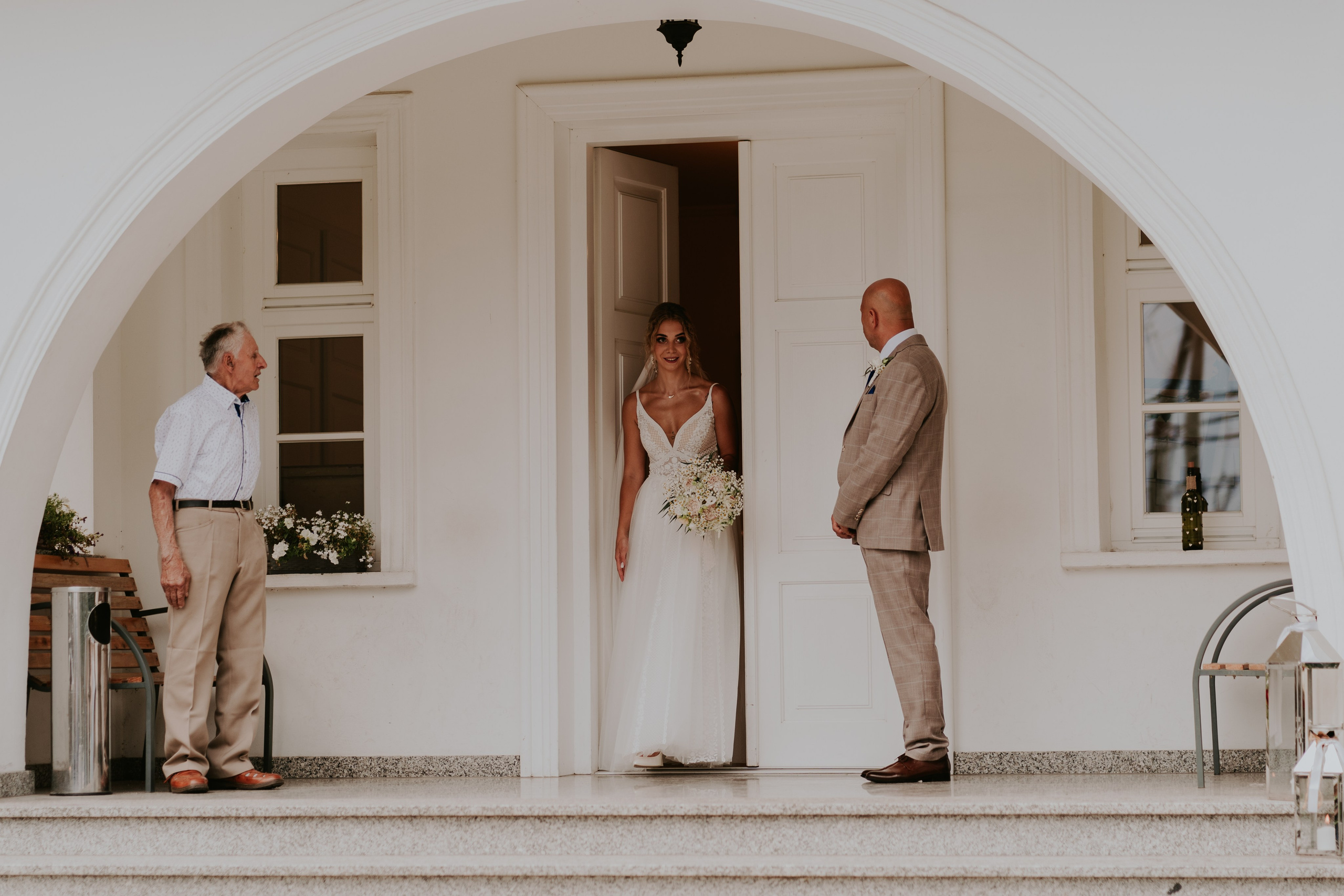 Dwór Wierzbno: plenerowy ślub pod wierzbą. Karkowskafoto - fotografia miłości