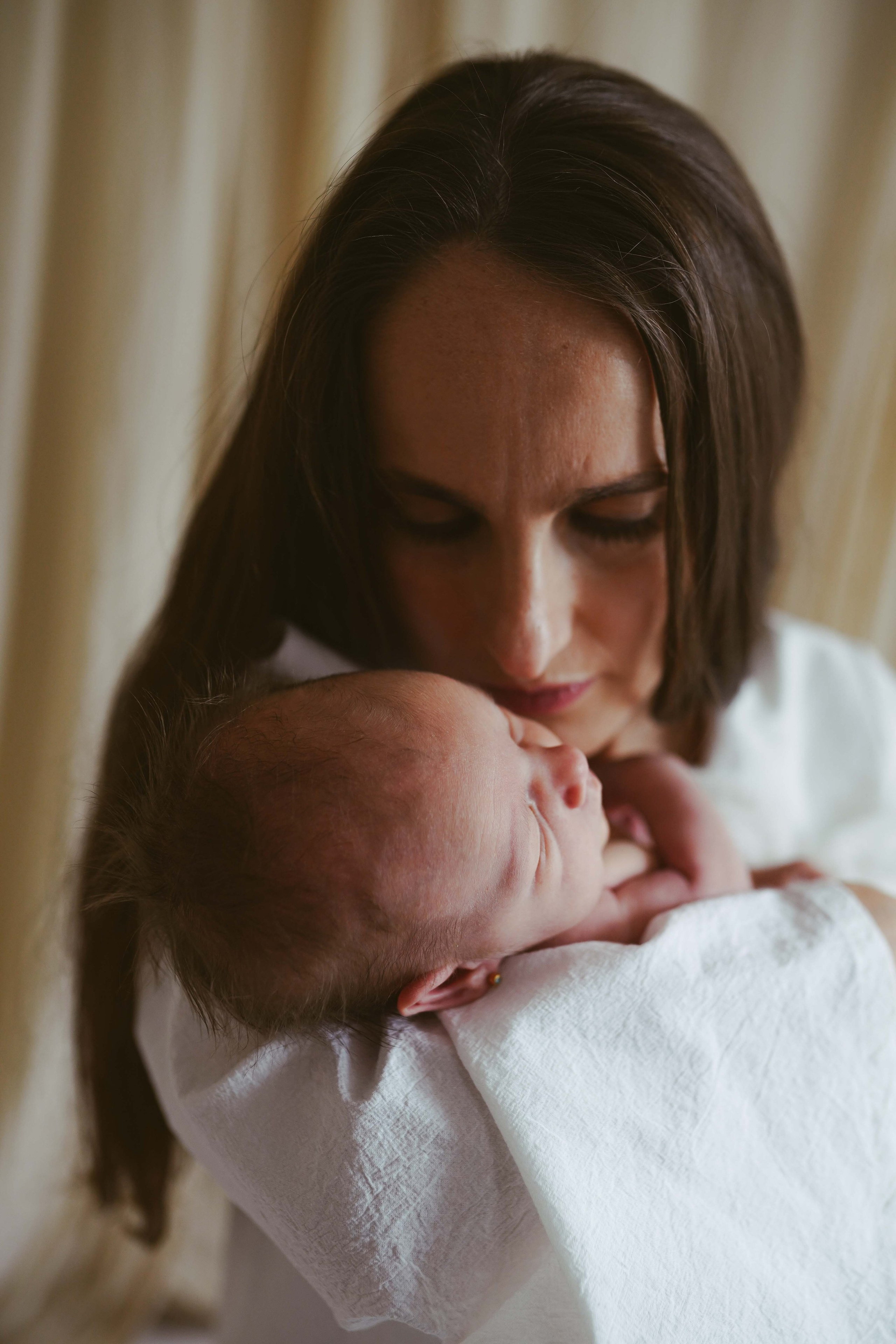 Inspira sesiune foto nou-nascut. Madalina Beda- Artist vizual, fotograf, doula la nastere, consultant babywearing Brasov si in toata tara