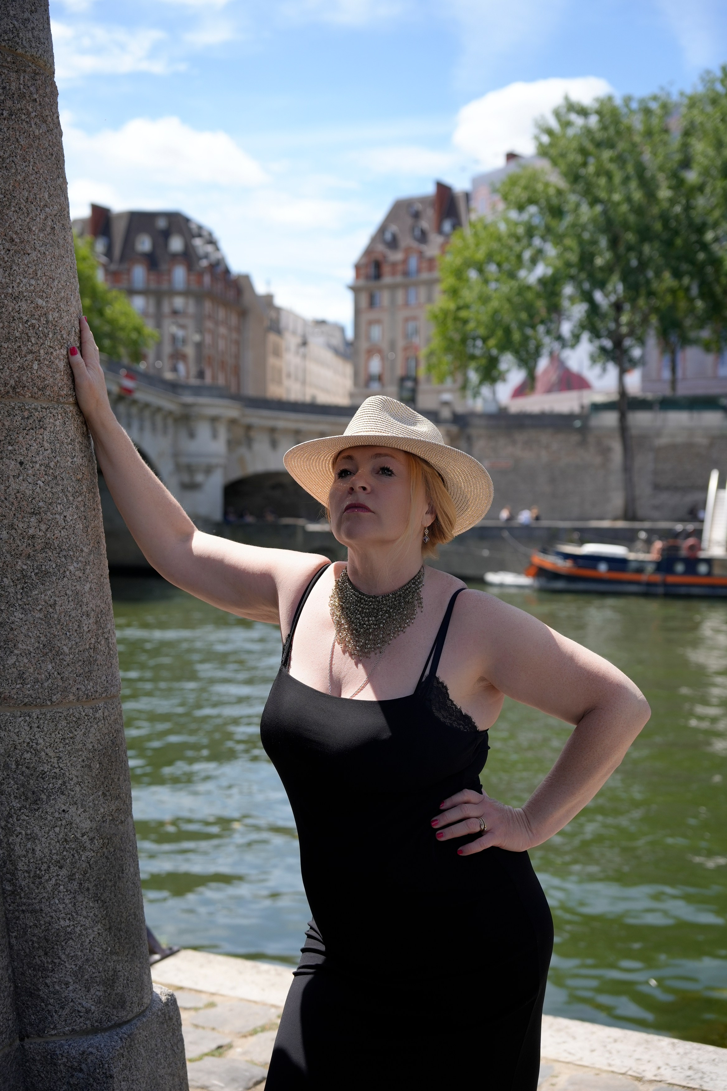 Street photoshoot in Paris. Alina Tagzieva- a photograper in Paris