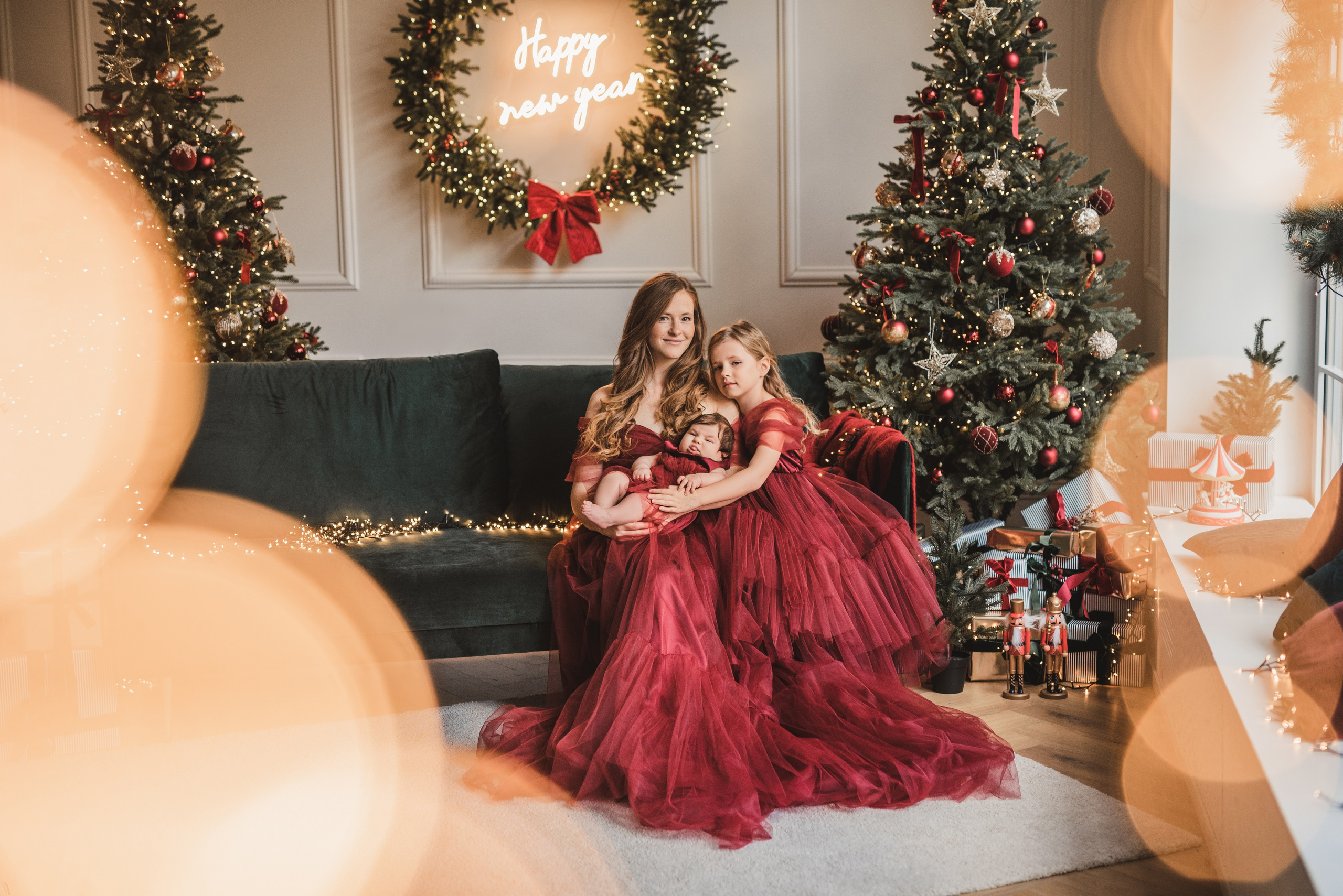 Fotostudijas Ziemassvētku Dekors – Maģiska svētku fotosesijas atmosfēra Rīgā. Fotostudija VEF Rīga