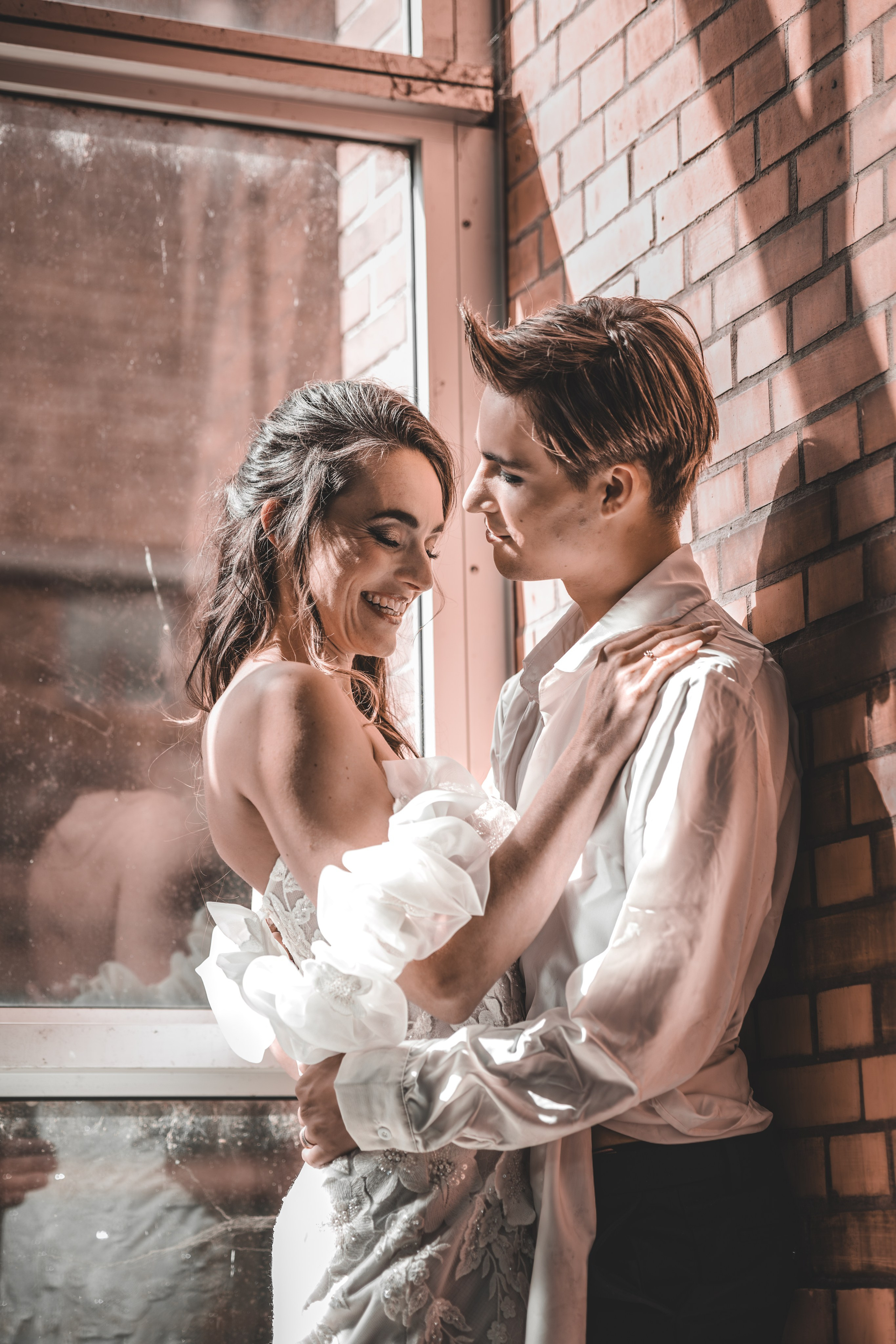 Moderne bruidsfotografie met stijlvolle bruid en bruidegom tijdens wedding shoot in Interscaut Schelle - Kapture Fotografie