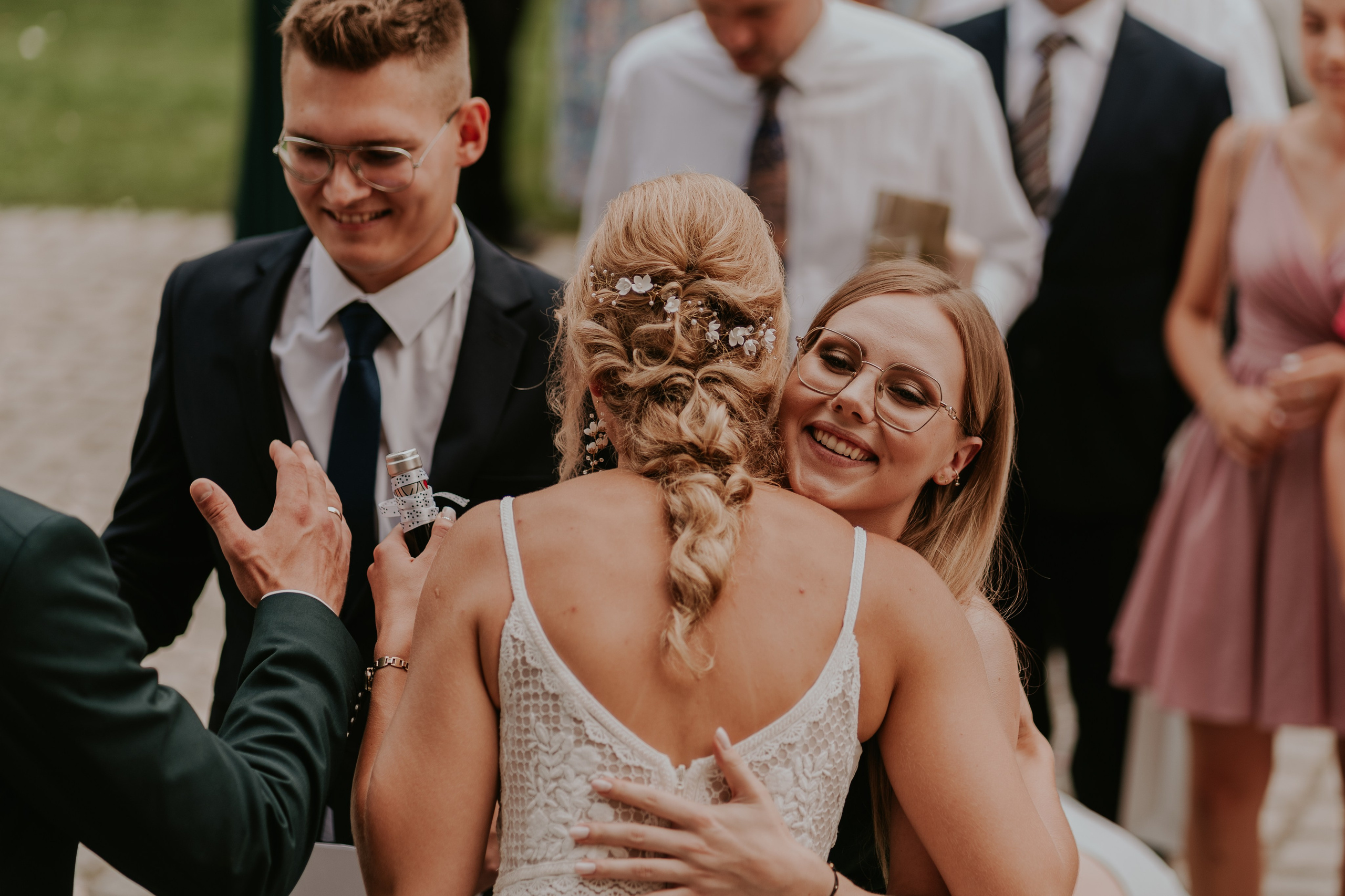 Dwór Wierzbno: plenerowy ślub pod wierzbą. Karkowskafoto - fotografia miłości