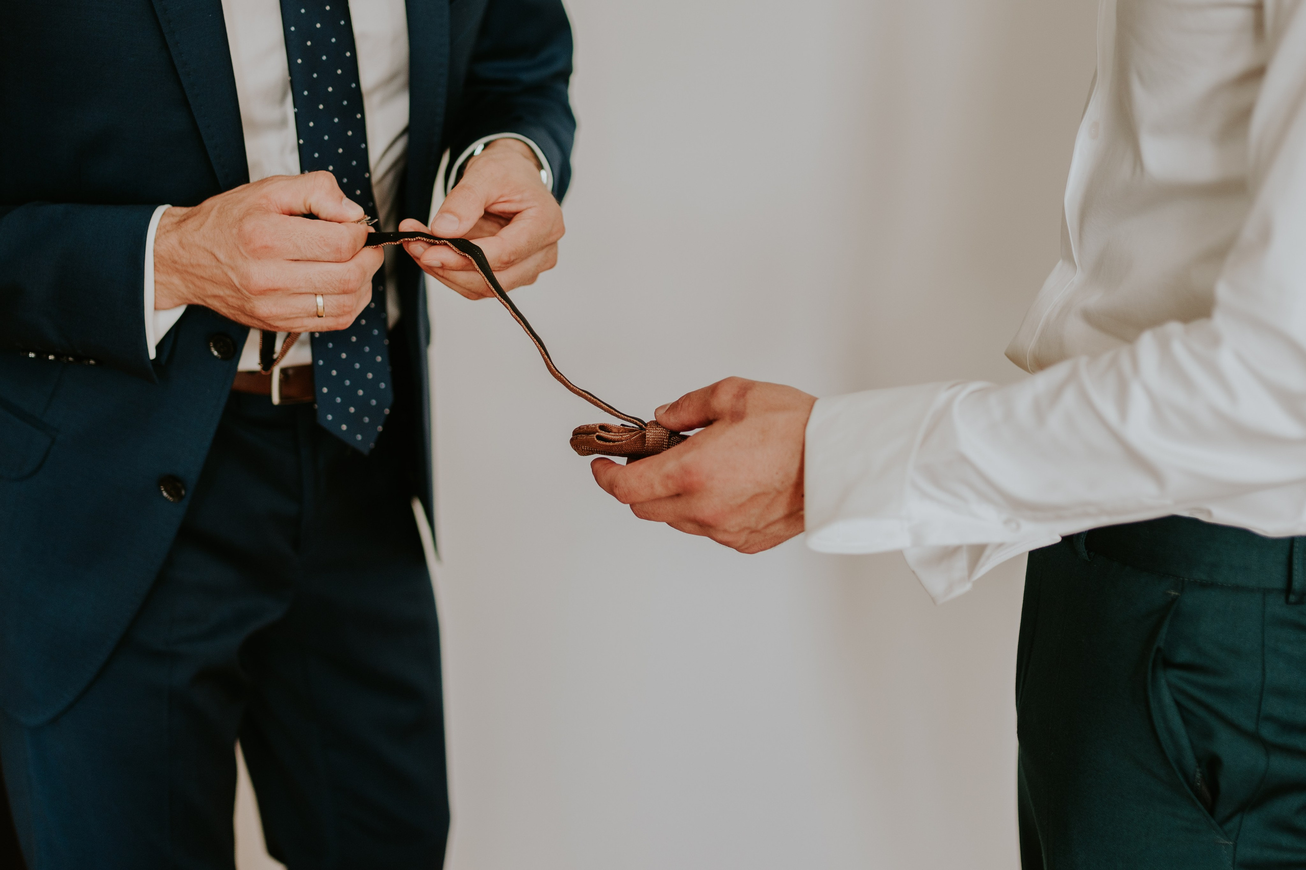 Dwór Wierzbno: plenerowy ślub pod wierzbą. Karkowskafoto - fotografia miłości