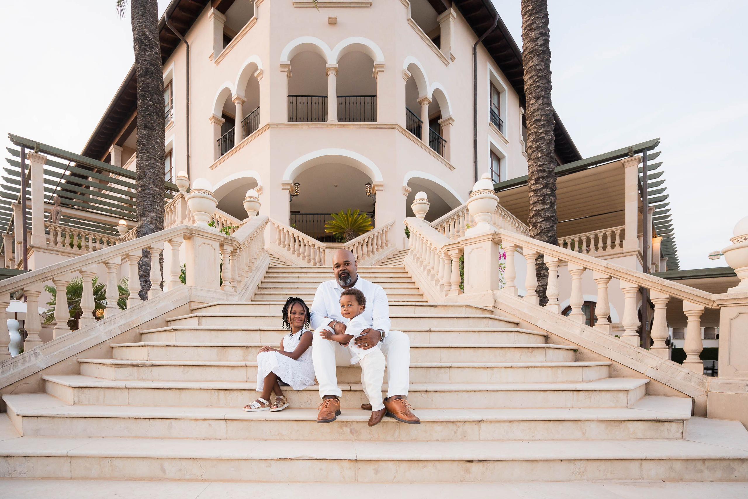 Die Treppe zum Garten des St. Regis Mardavall ist ein perfekter Ort für ein Familienporträt