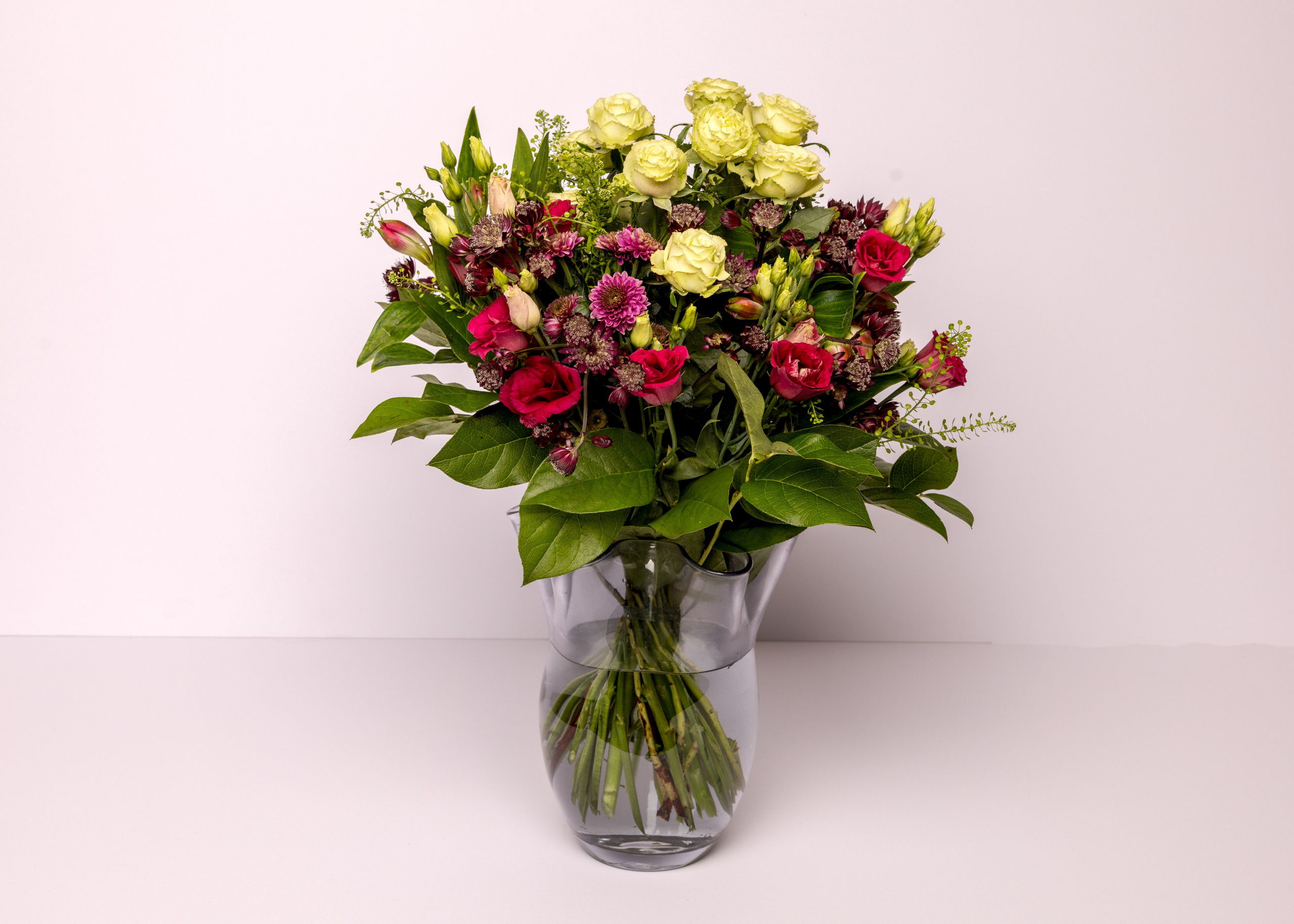 En vild havebuket er en løs og naturlig buket, hvor blomsterne er bundet højt og med god afstand, ofte også kaldet en markbuket. Denne type buket bringer minder om havens duftende blomsterbede og sommerens enge, når de står i fuldt flor. Vi binder buketten efter dine farveønsker, med dagens smukkeste blomster og årstidens grønt. Levering i Aarhus og omegn.