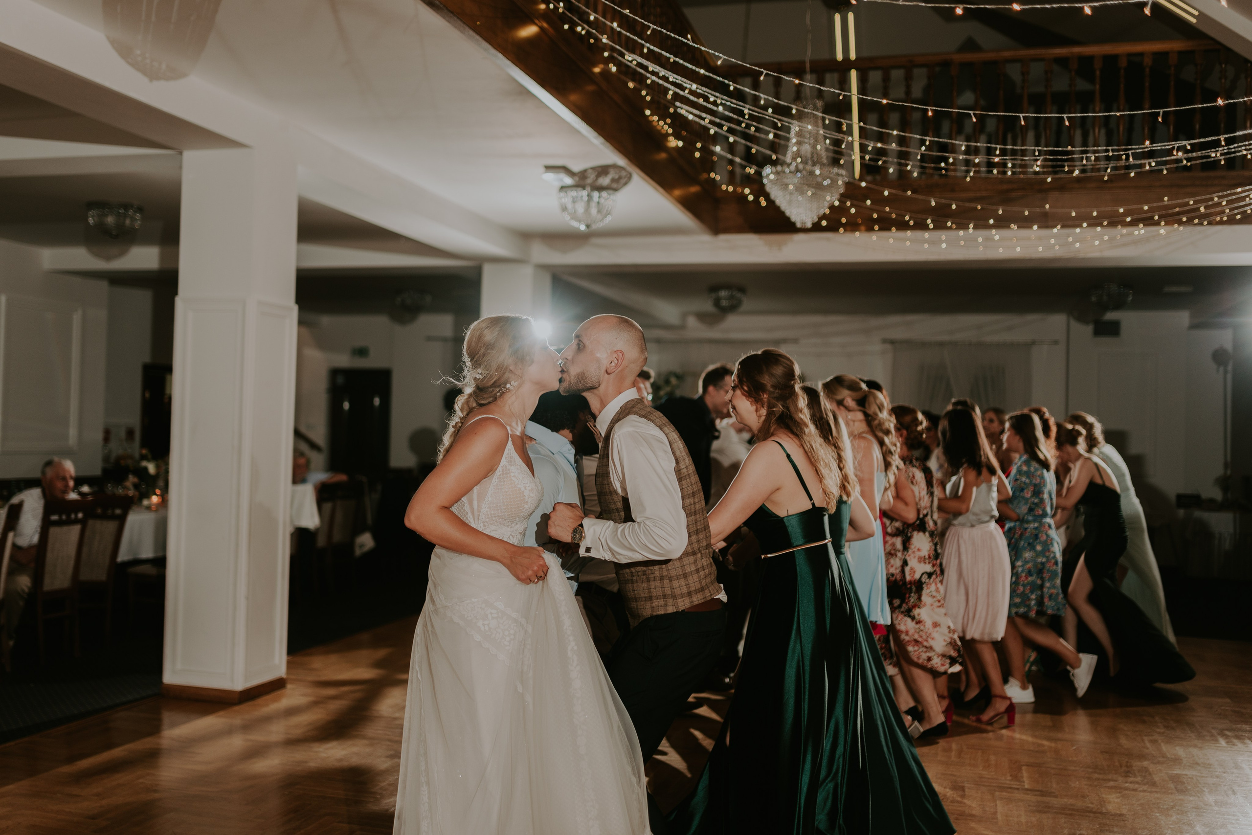 Dwór Wierzbno: plenerowy ślub pod wierzbą. Karkowskafoto - fotografia miłości