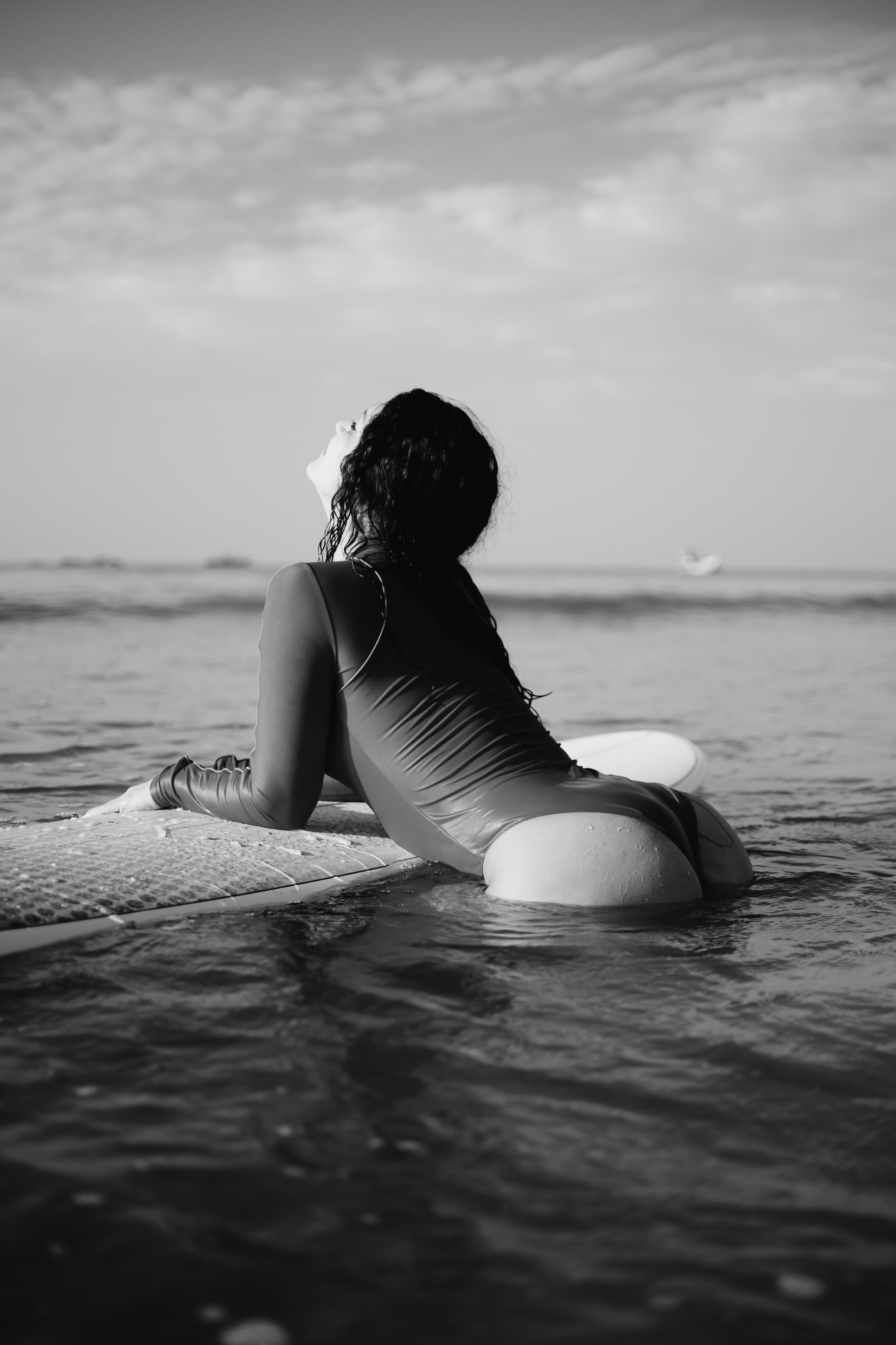 Photoshoot with a surfboard | BW