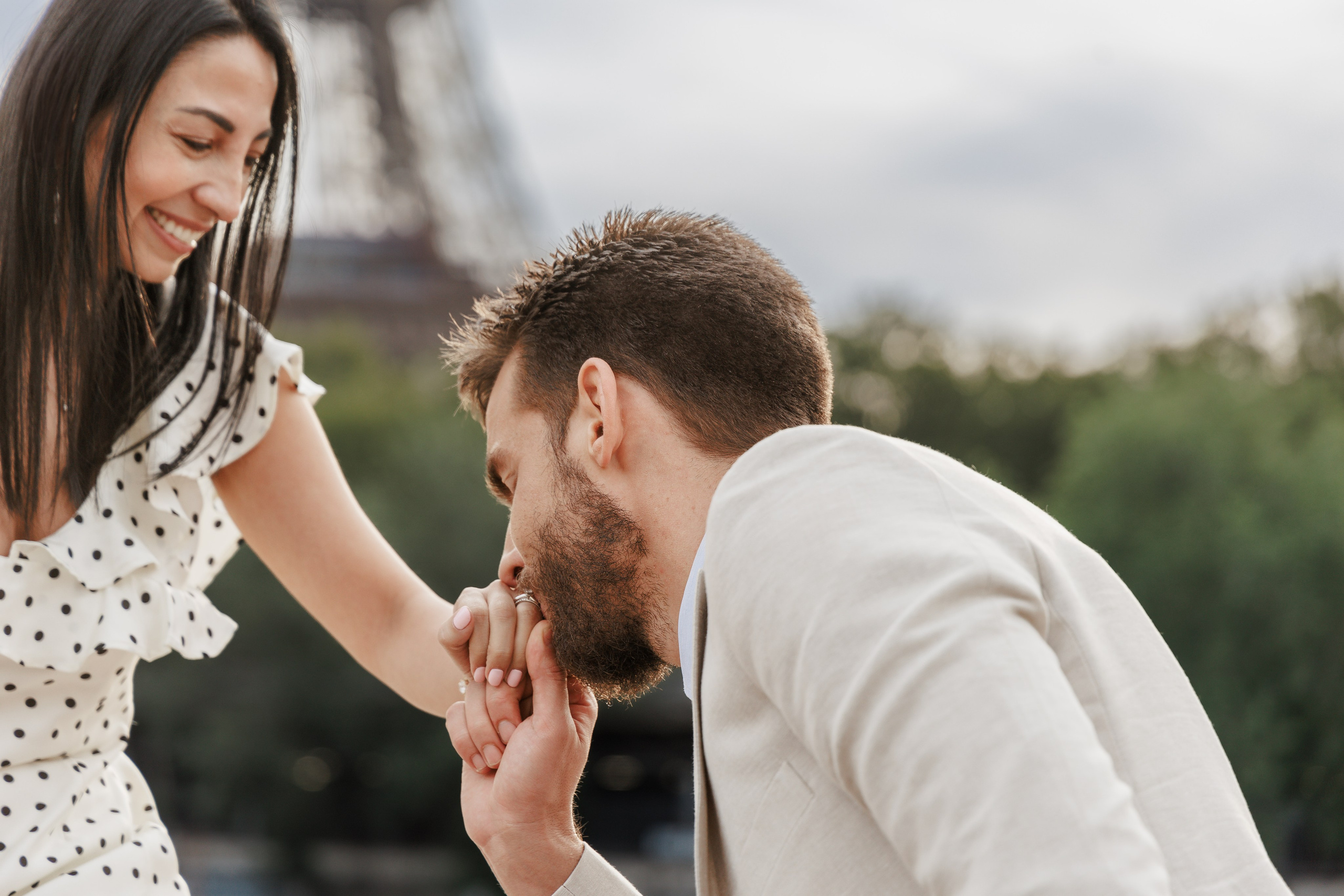 Bir-Hakeim Bridge in Paris — The Iconic Location for Luxury Proposal & Elopement Photography. Photographe à Paris