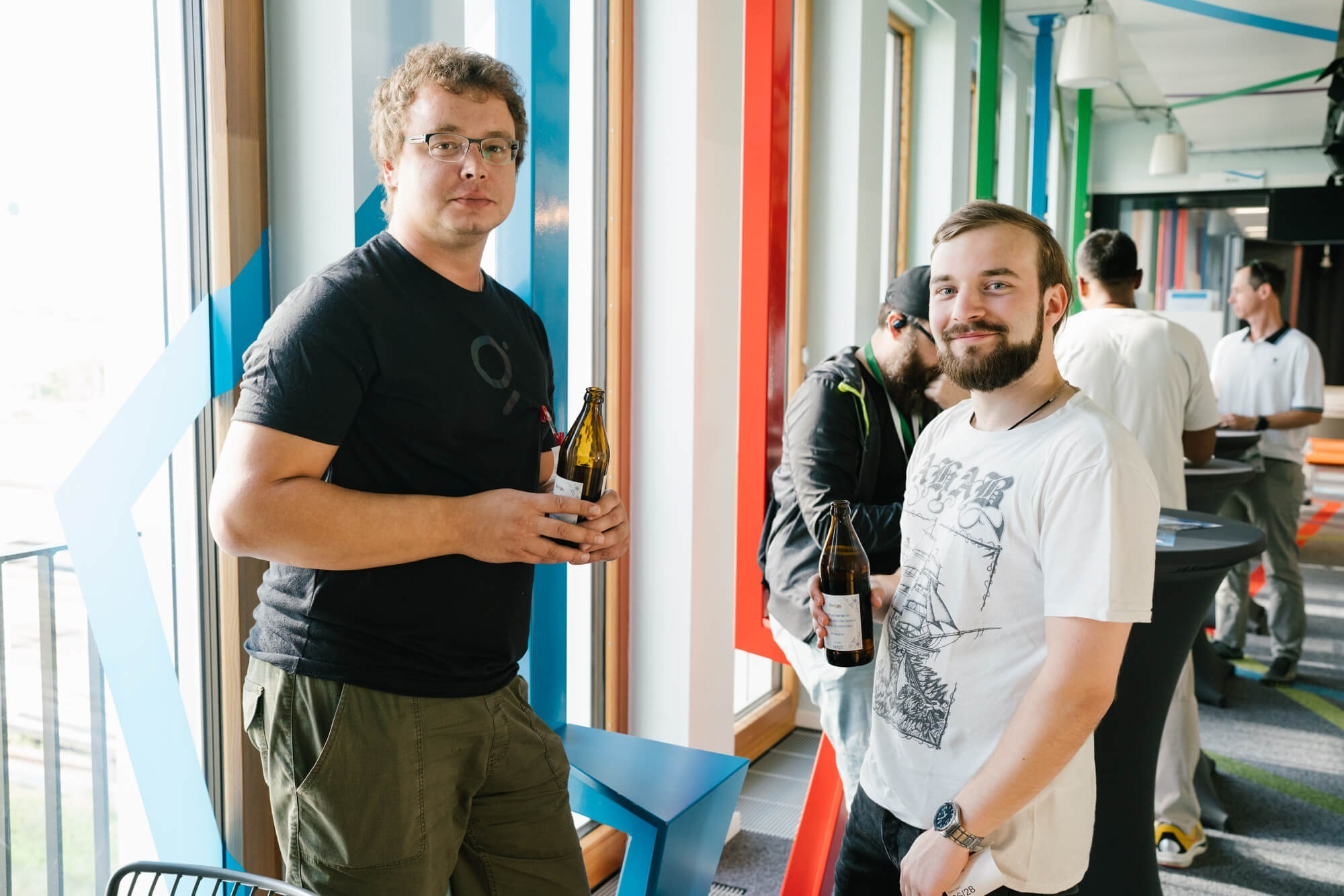 Speaker und Teilnehmende im Gespräch nach einem Entwickler-Event