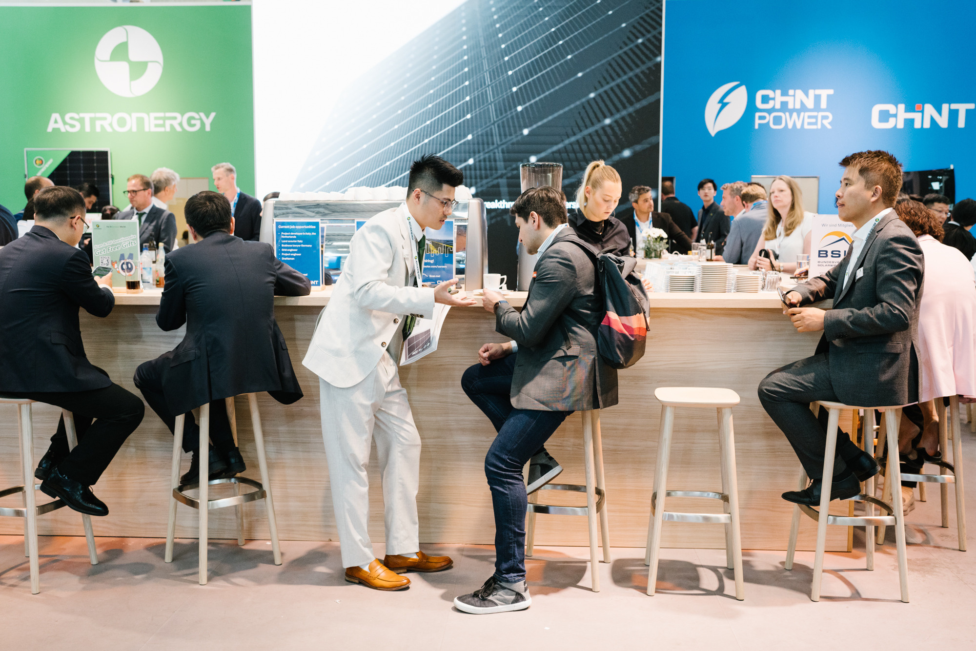 Kolleginnen und Kollegen im Gespräch am Messetisch auf einer Messe in Stuttgart
