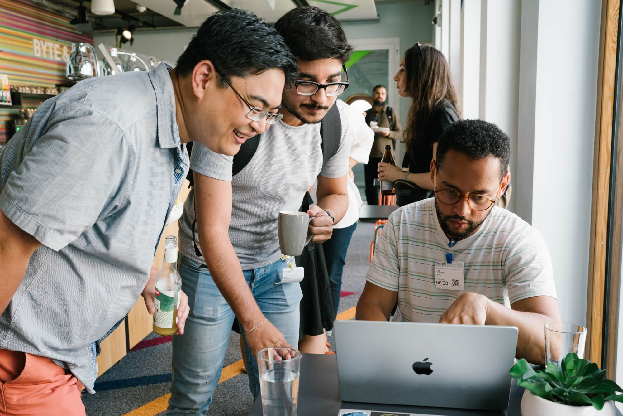 Entwickler arbeiten gemeinsam am Laptop bei einem Google Developer Groups Community-Event