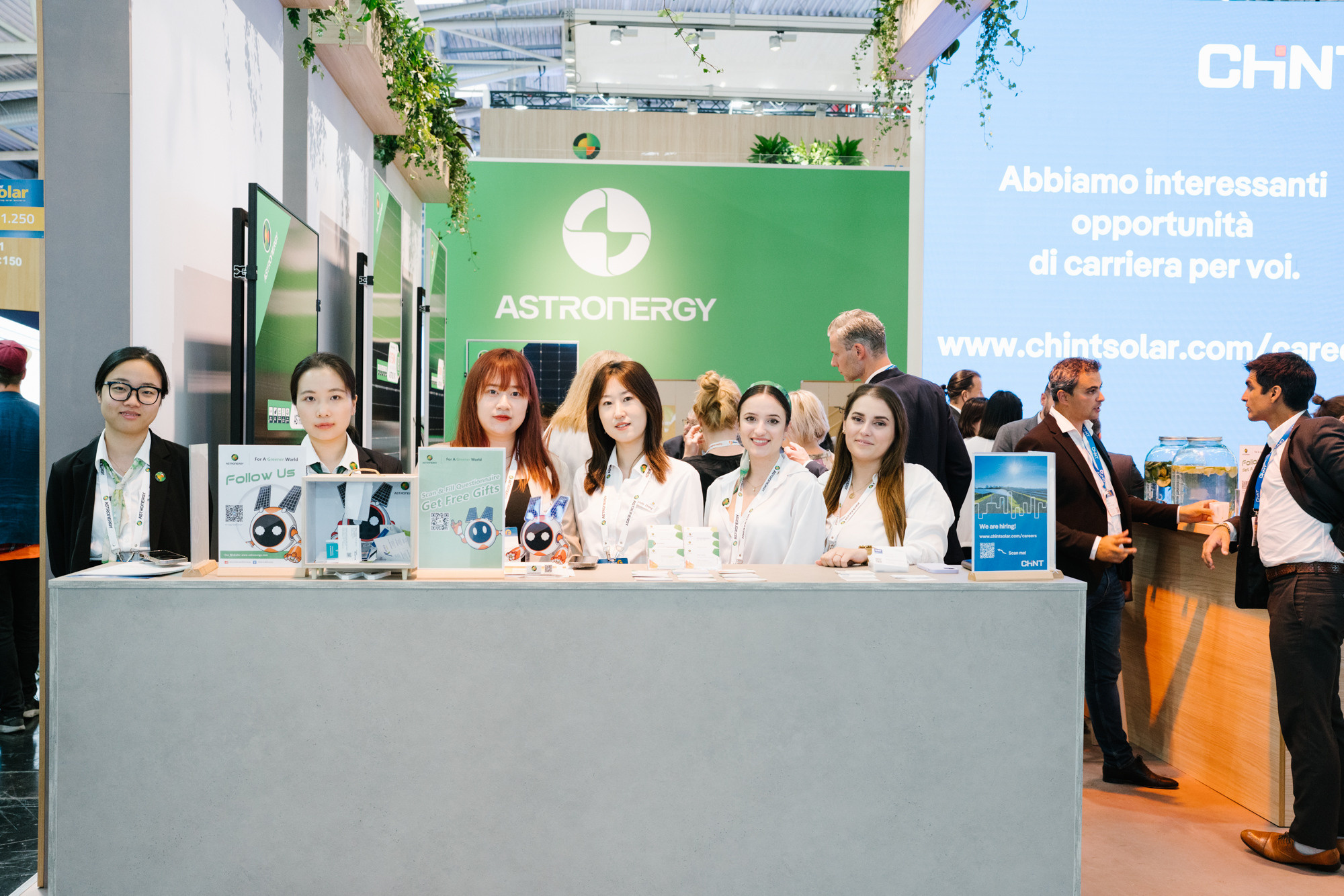 Businessgäste stehen beisammen am Messestand einer Fachmesse in Frankfurt