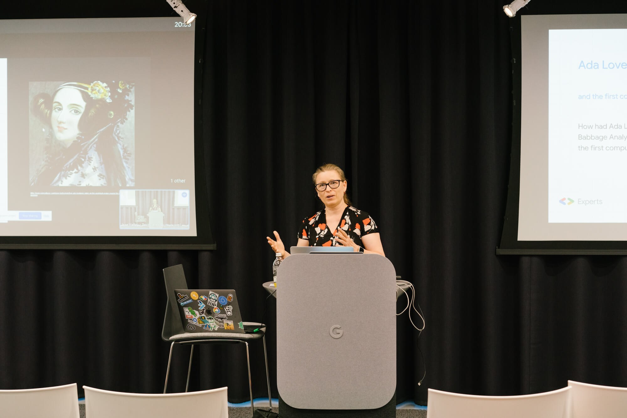 Keynote-Speaker auf der Bühne eines Google Developer Groups Abends