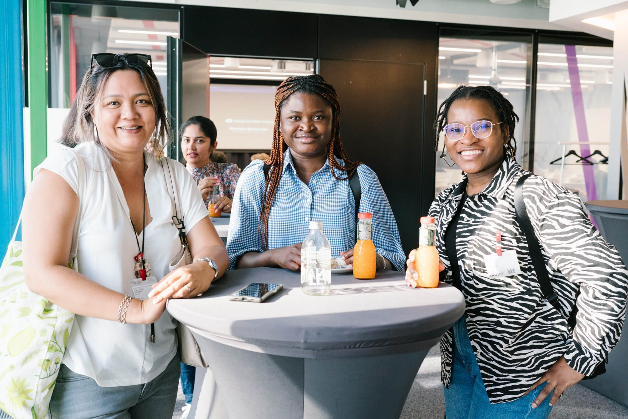 Entwickler und Tech-Fachleute beim Networking auf einer Veranstaltung