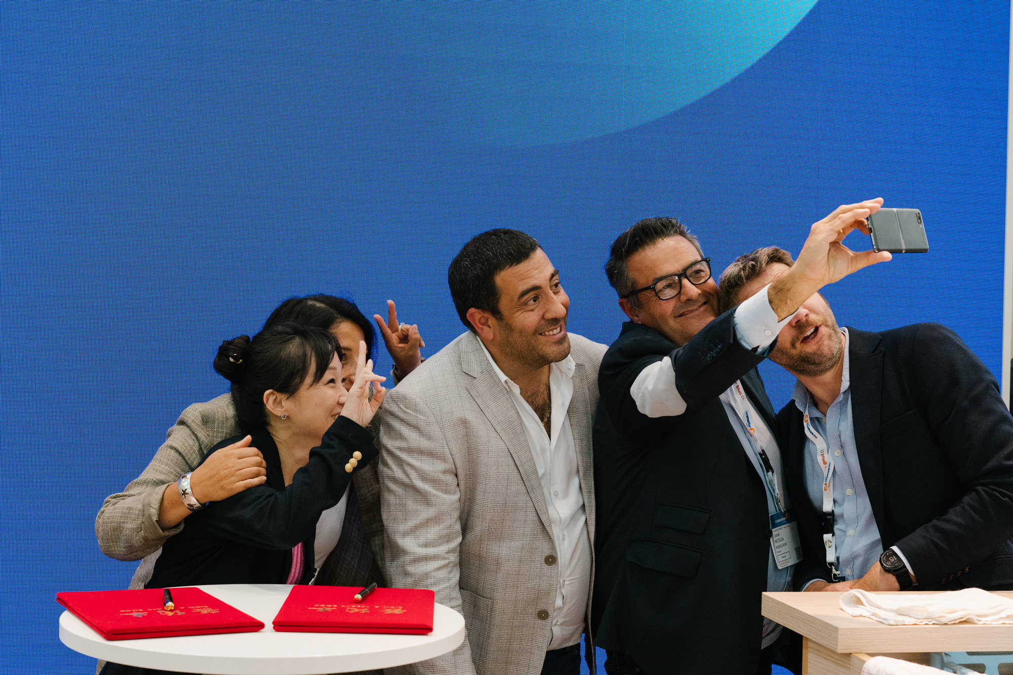 Firmenteam beim Gruppenfoto am Messestand in Stuttgart