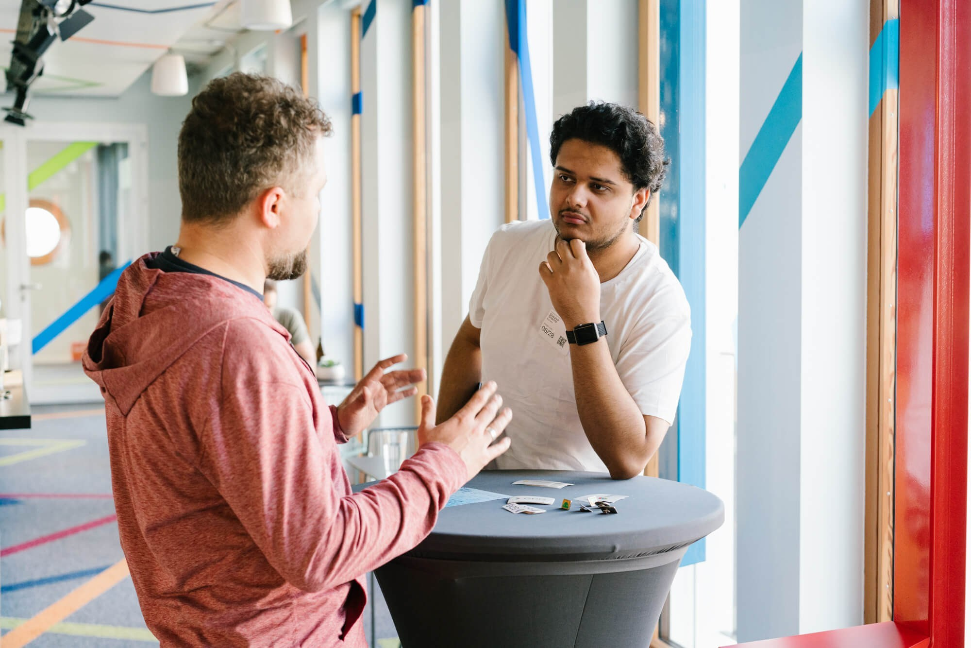 Product Manager und Entwickler im Gespräch bei einem Tech-Event in Frankfurt