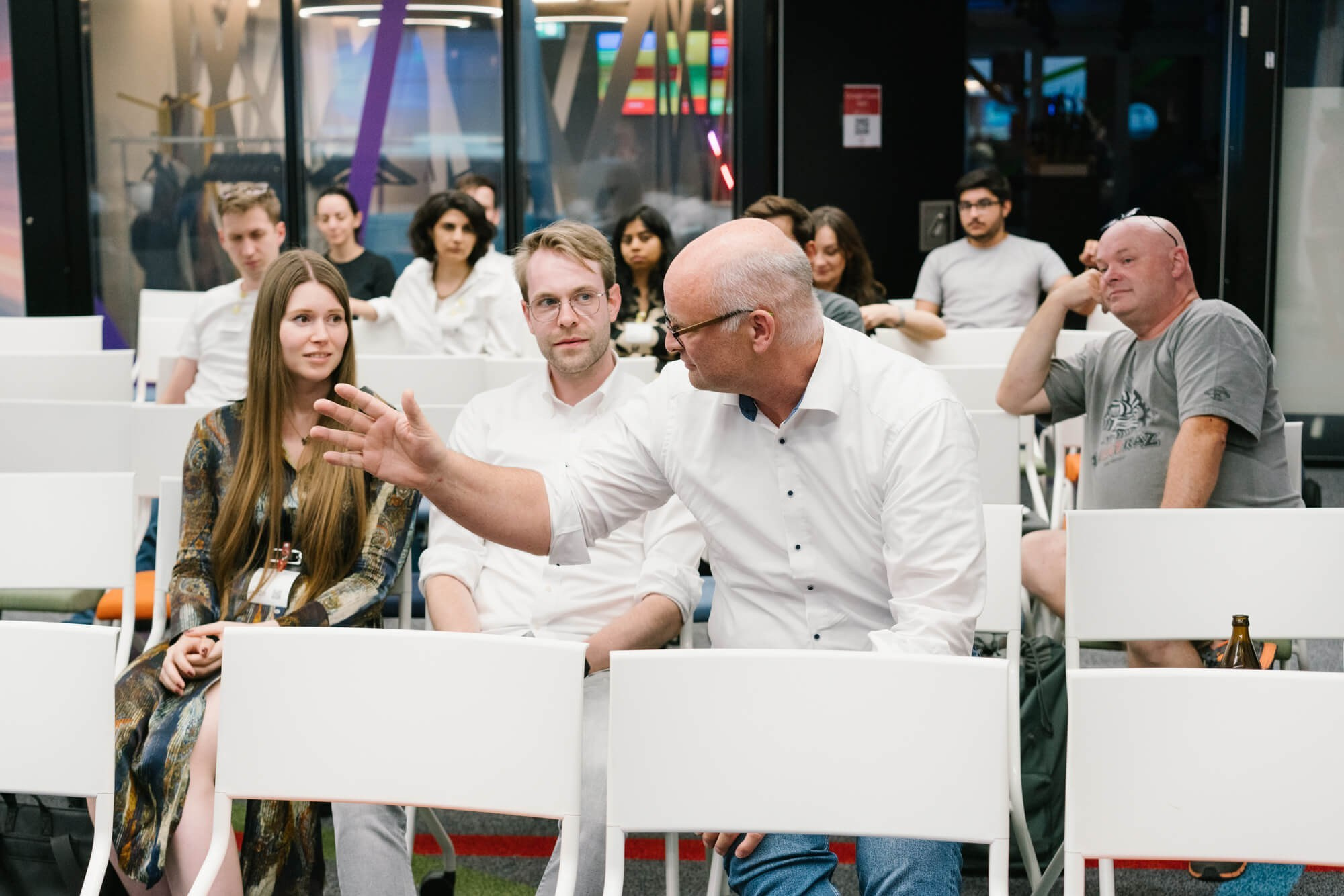 Publikum lacht und beteiligt sich bei einem Community-Tech-Event in Stuttgart
