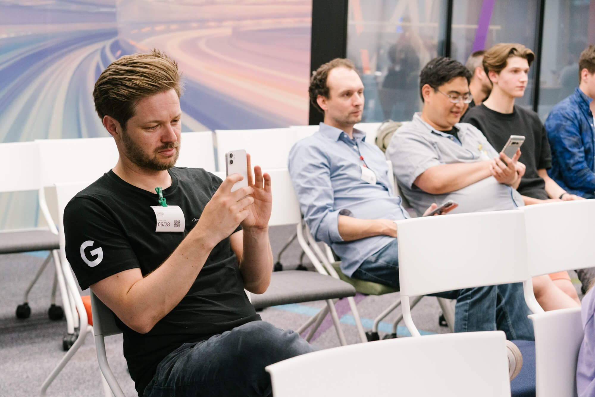Teilnehmerin hört einem Fachvortrag bei einer Business-Veranstaltung zu