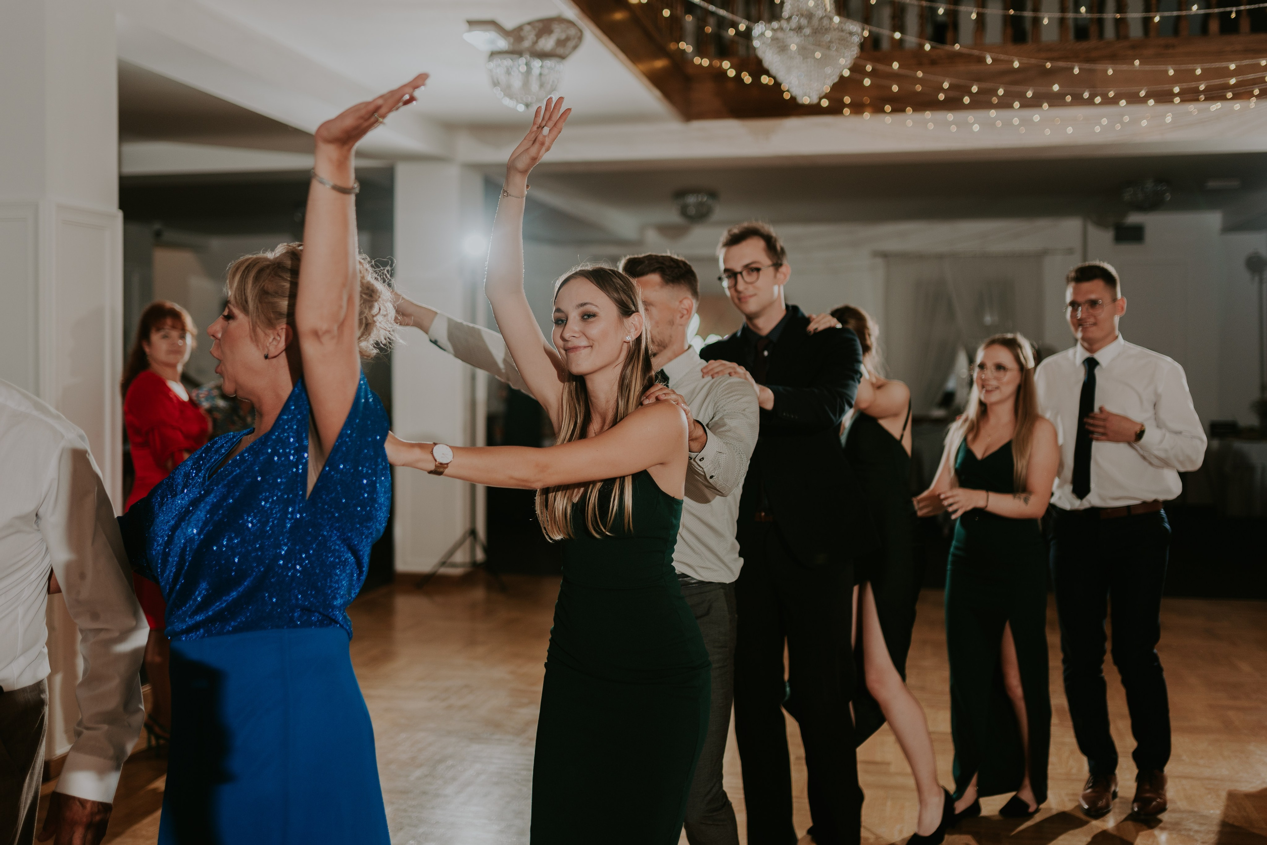 Dwór Wierzbno: plenerowy ślub pod wierzbą. Karkowskafoto - fotografia miłości