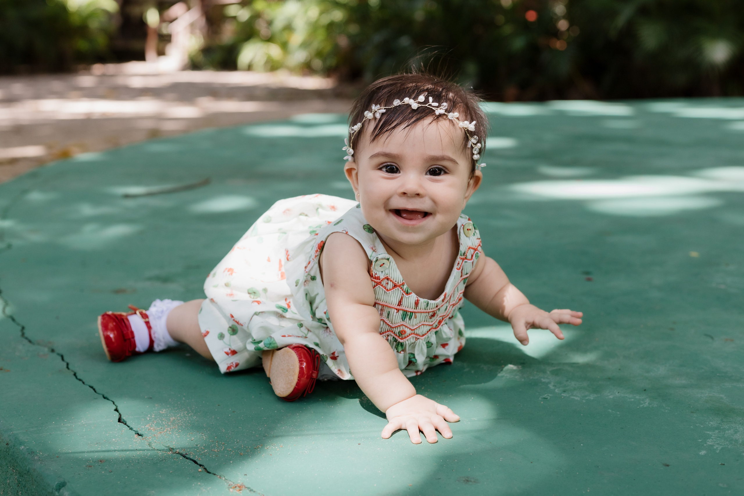 Bebê em momento tranquilo ao ar livre