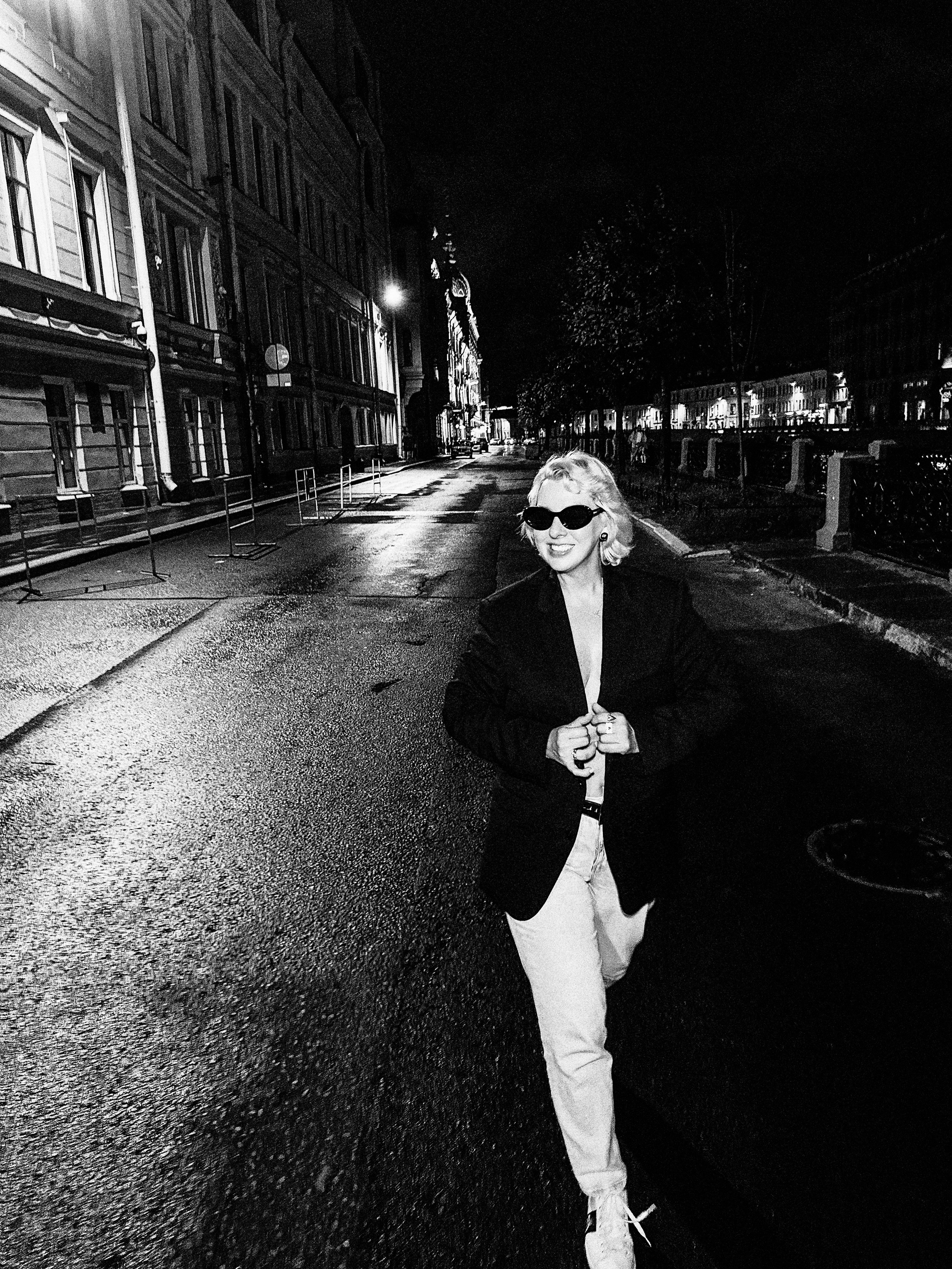 Modern Film Noir Photography | Bold Street Portrait Sessions. Videographer and photographer in New York // MAKAROV.VIDEO