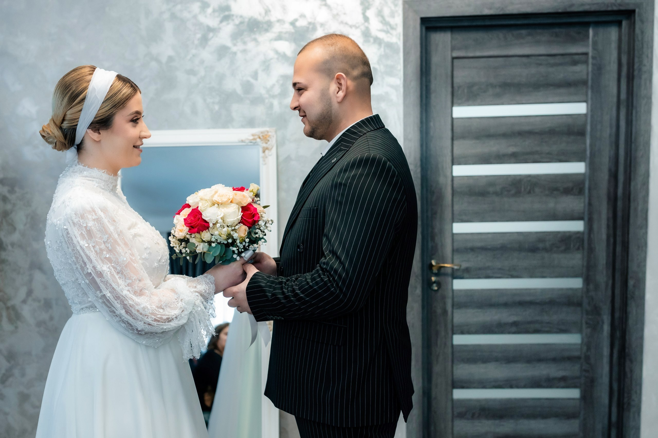 Fotograf nuntă Târgu Neamț – Samuel și Roxana, fotografie autentică realizată de AlinoFotoStudio 2. Fotograf nuntă Iași, Bacău, Suceava și Botoșani – Alin Chirilă surprinzând momente reale de nuntă 3. Fotografie de nuntă cu emoție și credință – AlinoFotoStudio, fotograf povestitor 4. Fotograf profesionist nuntă în Moldova – cadre naturale și pline de emoție 5. Alin Chirilă fotograf nuntă – poveste reală surprinsă prin fotografie 6. Fotograf nuntă cu stil documentar – momente autentice din ziua nunții Pregătiri mireasă acasă – fotografie naturală realizată de Alin Chirilă fotograf nuntă 8. Detalii din ziua nunții – fotograf nuntă Iași și Botoșani, AlinoFotoStudio 9. Emoții din dimineața nunții – fotograf profesionist Moldova 10. Cadre autentice din pregătiri – fotograf nuntă Suceava și Bacău Ceremonie religioasă nuntă – moment emoționant surprins de fotograf Alin Chirilă 12. Nuntă cu valori creștine – fotografie din biserică realizată cu discreție 13. Rugăciune și emoție în ziua nunții – fotograf nuntă Târgu Neamț 14. Legământ în fața lui Dumnezeu – fotografie de nuntă autentică 15. Fotograf nuntă biserică – momente sincere și pline de semnificație Petrecere de nuntă – cadre naturale realizate de AlinoFotoStudio 17. Bucurie și dans la nuntă – fotograf nuntă Iași și împrejurimi 18. Momente autentice de la restaurant – fotograf nuntă Bacău Suceava 19. Atmosferă de nuntă surprinsă discret – Alin Chirilă fotograf -AlinoFotoStudio – fotograf nuntă cu abordare naturală și emoțională 21. Alin Chirilă fotograf – povestitor prin fotografie de nuntă 22. Fotograf nuntă în Moldova – stil documentar și autentic 23. Fotografie de nuntă sinceră și elegantă – AlinoFotoStudio- Fotograf nuntă Iași Bacău Suceava Botoșani – Alin Chirilă AlinoFotoStudio 26. Fotograf nuntă Târgu Neamț și Moldova – fotografie profesională de eveniment 27. Fotograf nuntă cu valori creștine și stil documentar – AlinoFotoStudio - Alin Chirilă – AlinoFotoStudio Fotograf nuntă Iași • Bacău • Suceava • Botoșani - Samuel & Roxana, Târgu Neamț -Momente reale, trăite sincer și păstrate pentru totdeauna.