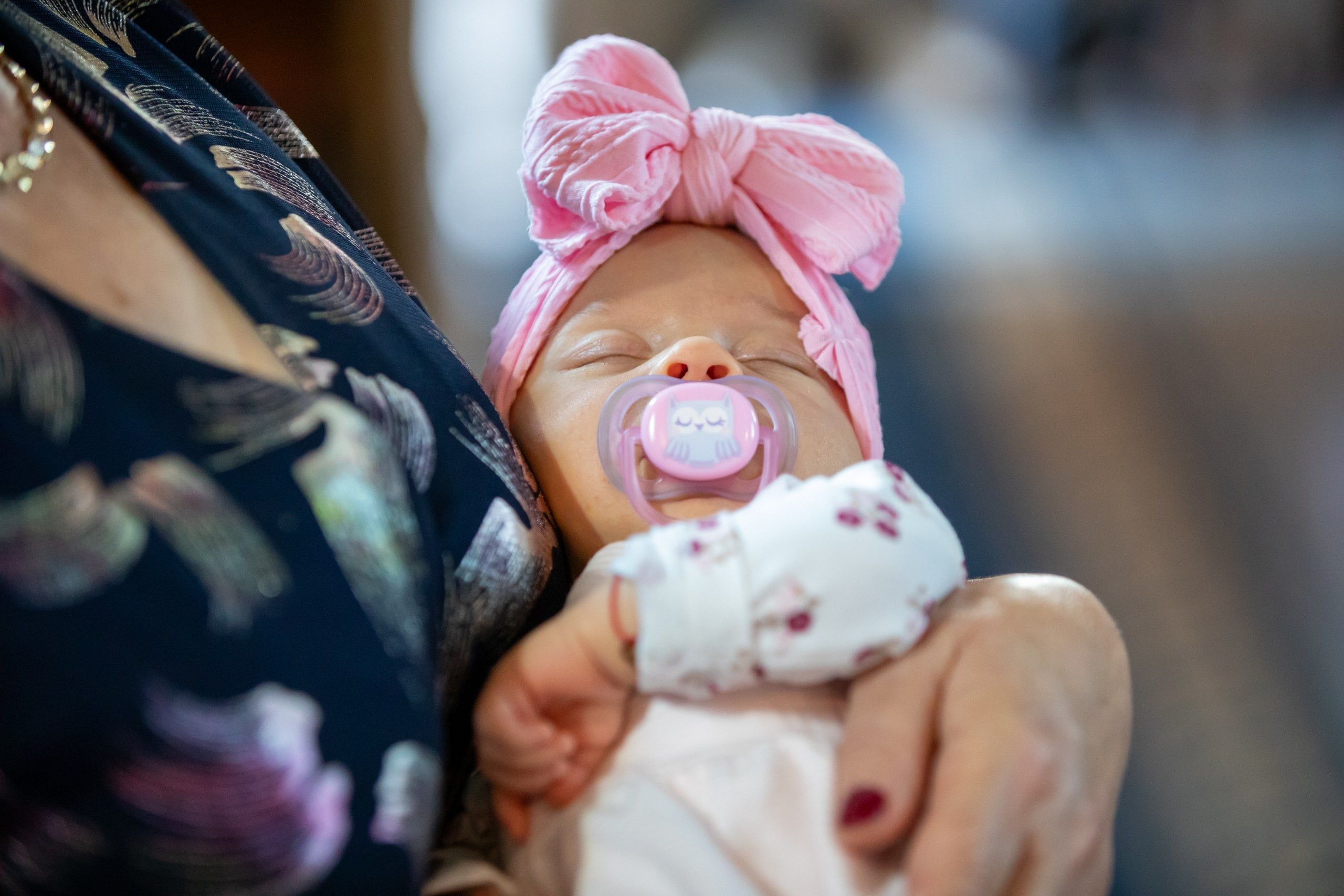 “Bebeluș botezat în biserică, ținut în brațe de nași” • “Detaliu cu lumânarea de botez decorată cu flori albe” • “Părinți emoționați alături de copilul lor la ceremonia de botez” • “Masa festivă de botez cu decor tematic și tort personalizat” • “Momentul în care preotul toarnă apă sfințită pe fruntea bebelușului” “Bebeluș în rochie albă de botez, zâmbind în brațele mamei” • “Detaliu cu cruciulița de botez așezată pe o pernă de satin” • “Părinți și nași aprinzând lumânările în timpul ceremoniei de botez” • “Tort de botez decorat cu figurine tematice și numele copilului” • “Copil botezat dormind liniștit în pătuțul decorat festiv” • “Momentul în care preotul binecuvântează copilul în fața altarului” • “Invitați adunându-se în jurul mesei festive la petrecerea de botez” • “Bebeluș ținând în mână o jucărie personalizată primită la botez” • “Familie fericită pozând împreună după ceremonia de botez” • “Decor tematic cu baloane și flori la locația petrecerii de botez” fotograf Botoșani fotograf evenimente fotograf botez Alin Chirila fotograf alinofotostudio,- Preotul ținându-l pe micuțul Mathias Gabriel la botez, în biserica Înălțarea Domnului, Copălău - Detalii de la botezul lui Mathias – lumânare, trusou și icoană - Familia lui Mathias Gabriel alături de micuț, în ziua botezului - Portret emoționant cu mama și bebelușul în brațe, în biserică,fotograf profesionist evenimente Botoșani, Iași, Suceava, Fălticeni, Bacău, Pașcani, Roman - AlinoFotoStudio by Alin Chirilă - servicii foto nuntă, botez, cununie, ședințe foto creative, albume personalizate, fotografii emoționante și calitative pentru cele mai importante momente din viață,fotograf nuntă Botoșani Alin Chirilă, ședință foto botez Iași - AlinoFotoStudio, servicii fotograf profesionist evenimente Suceava, fotograf cununie civilă Fălticeni - Alin Chirilă, album foto nuntă personalizat Bacău.“Bebeluș botezat în biserică, ținut în brațe de nași” • “Detaliu cu lumânarea de botez decorată cu flori albe” • “Părinți emoționați alături de copilul lor la ceremonia de botez” • “Masa festivă de botez cu decor tematic și tort personalizat” • “Momentul în care preotul toarnă apă sfințită pe fruntea bebelușului” “Bebeluș în rochie albă de botez, zâmbind în brațele mamei” • “Detaliu cu cruciulița de botez așezată pe o pernă de satin” • “Părinți și nași aprinzând lumânările în timpul ceremoniei de botez” • “Tort de botez decorat cu figurine tematice și numele copilului” • “Copil botezat dormind liniștit în pătuțul decorat festiv” • “Momentul în care preotul binecuvântează copilul în fața altarului” • “Invitați adunându-se în jurul mesei festive la petrecerea de botez” • “Bebeluș ținând în mână o jucărie personalizată primită la botez” • “Familie fericită pozând împreună după ceremonia de botez” • “Decor tematic cu baloane și flori la locația petrecerii de botez” fotograf Botoșani fotograf evenimente fotograf botez Alin Chirila fotograf alinofotostudio.fotograf botez Amelis Maria, fotografie botez Botoșani, fotograf Alin Chirilă, amintiri botez, fotografii botez, botez Amelis Maria, fotograf copii, fotografie botez în Botoșani,