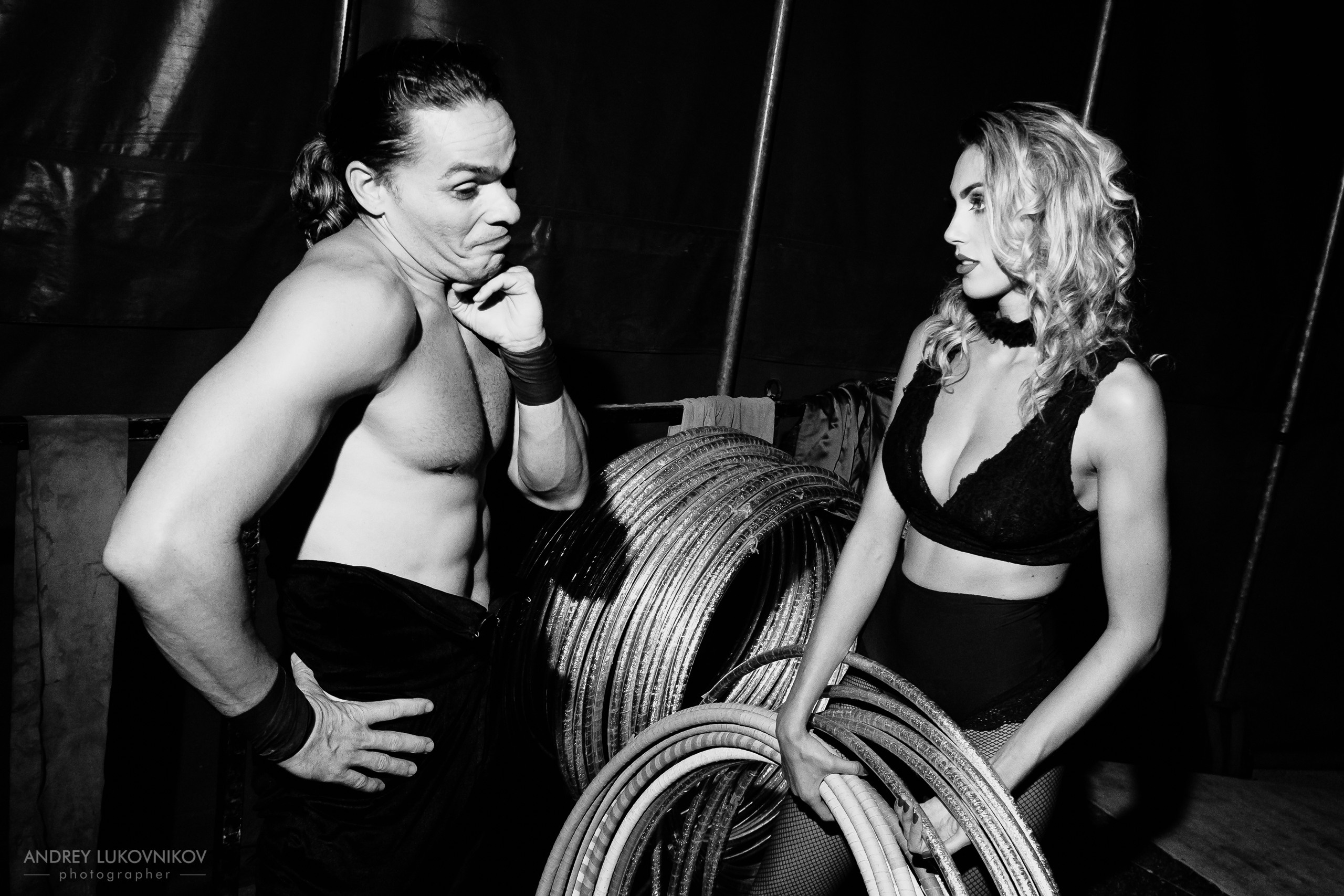 Sesión de fotos entre bastidores en El Circo Encantado: la vida de los artistas tras bambalinas