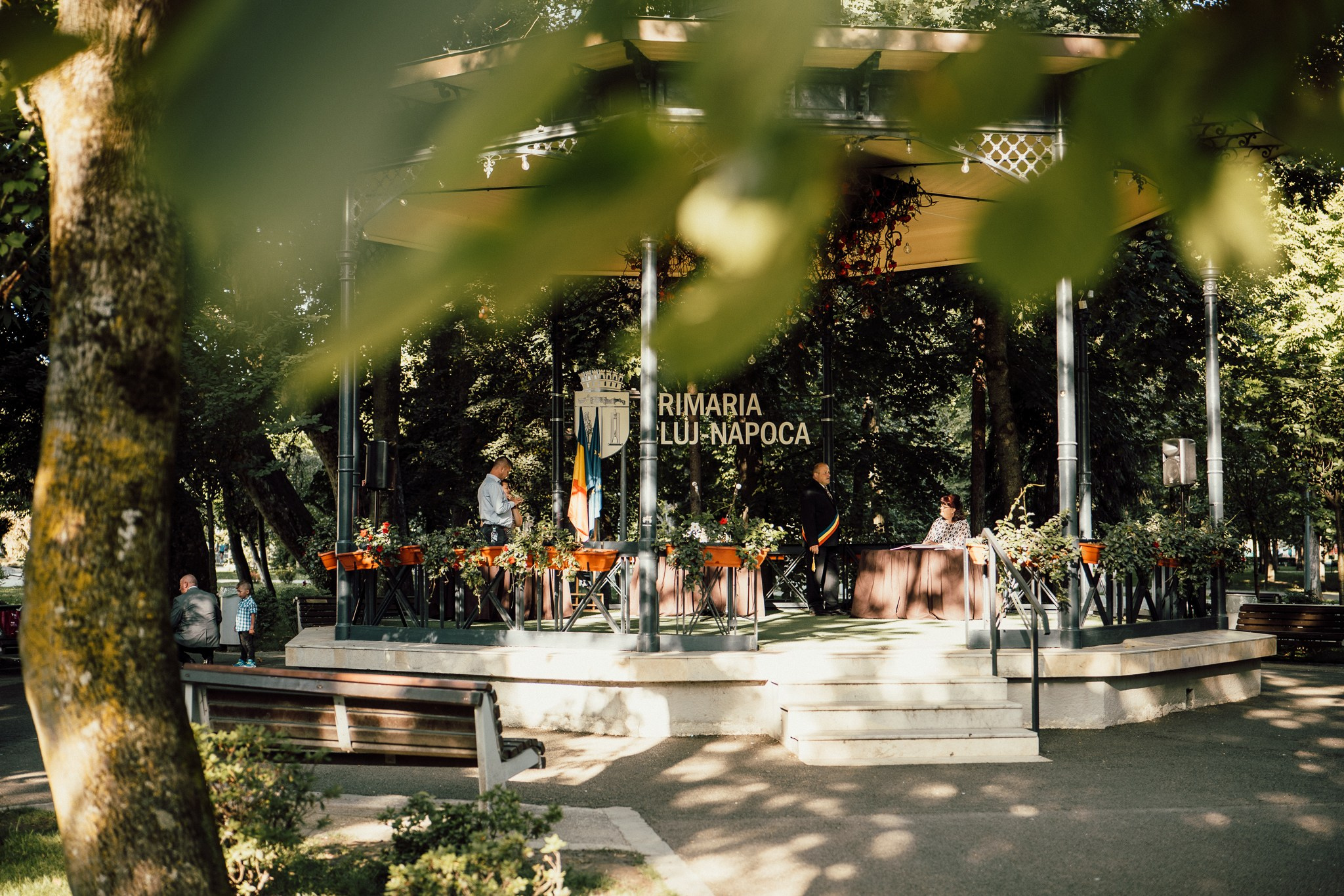 Fotograf cununie civilia, foisorul din Parcul Central din Cluj-Napoca. Horatiu Fat: Fotograf si Videograf Profesionist Nunta Cluj-Napoca