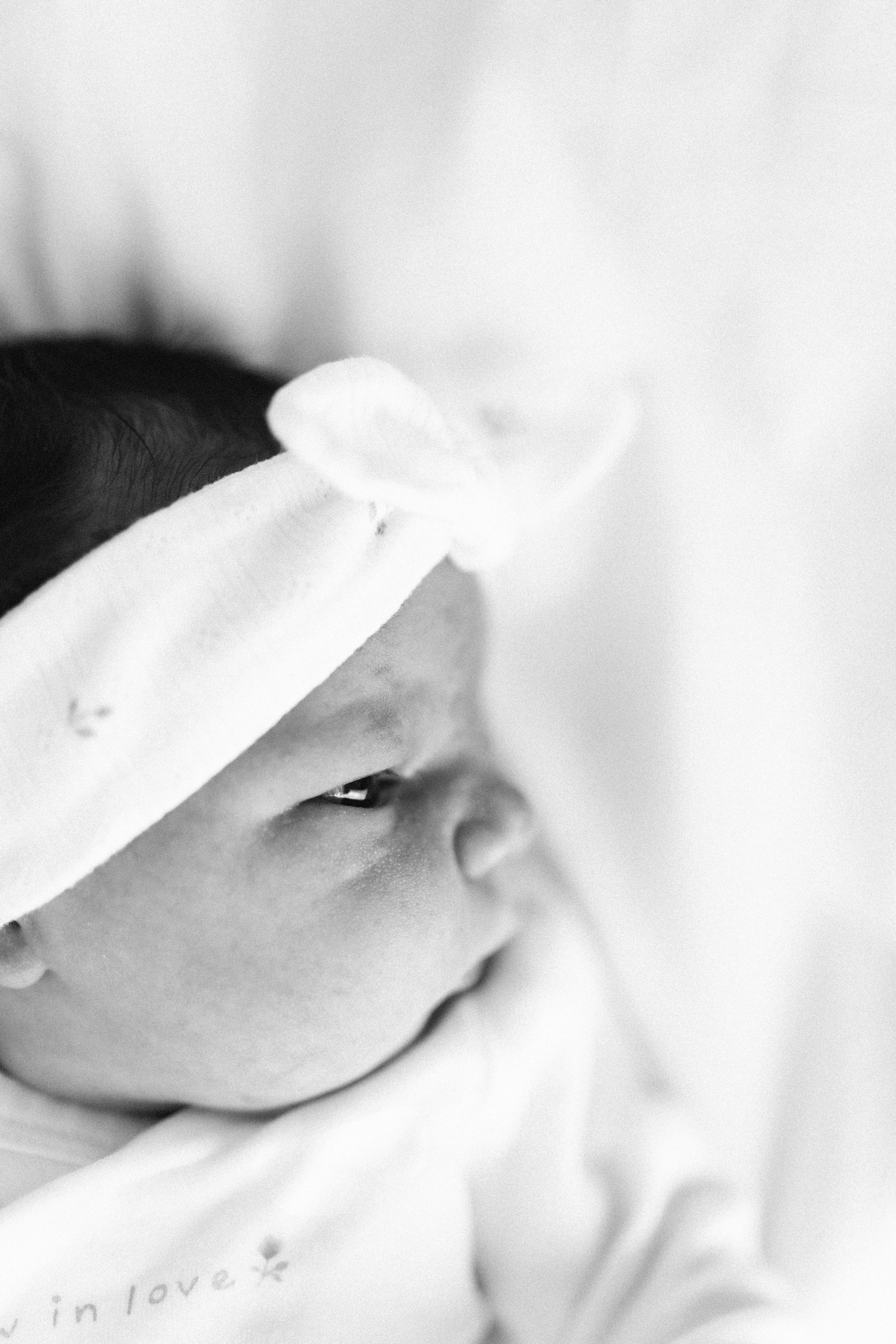 Nahaufnahme eines ruhigen Babys, das entspannt liegt und in die Ferne blickt