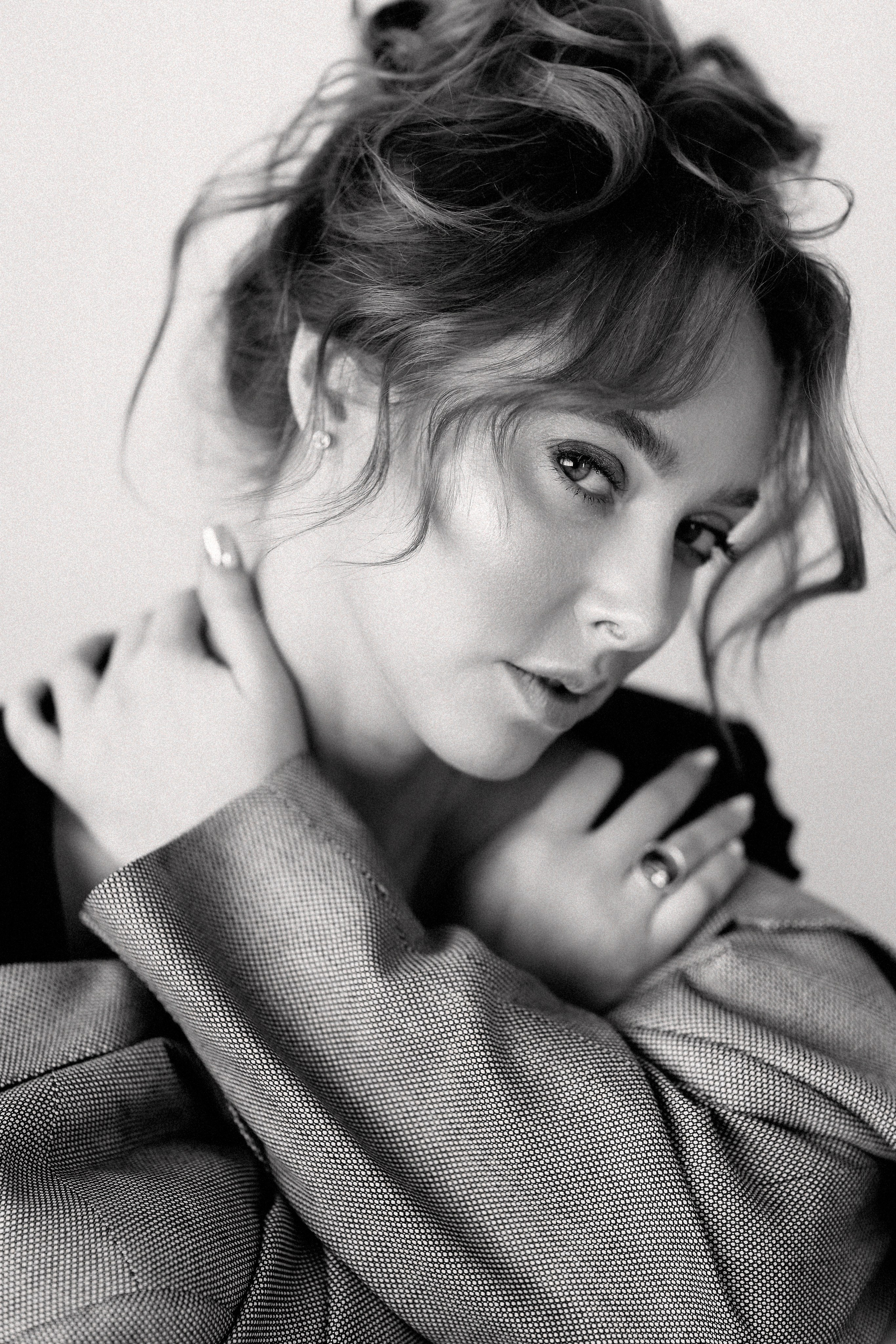 Сильный контраст света и тени на лице модели в черно-белом портрете