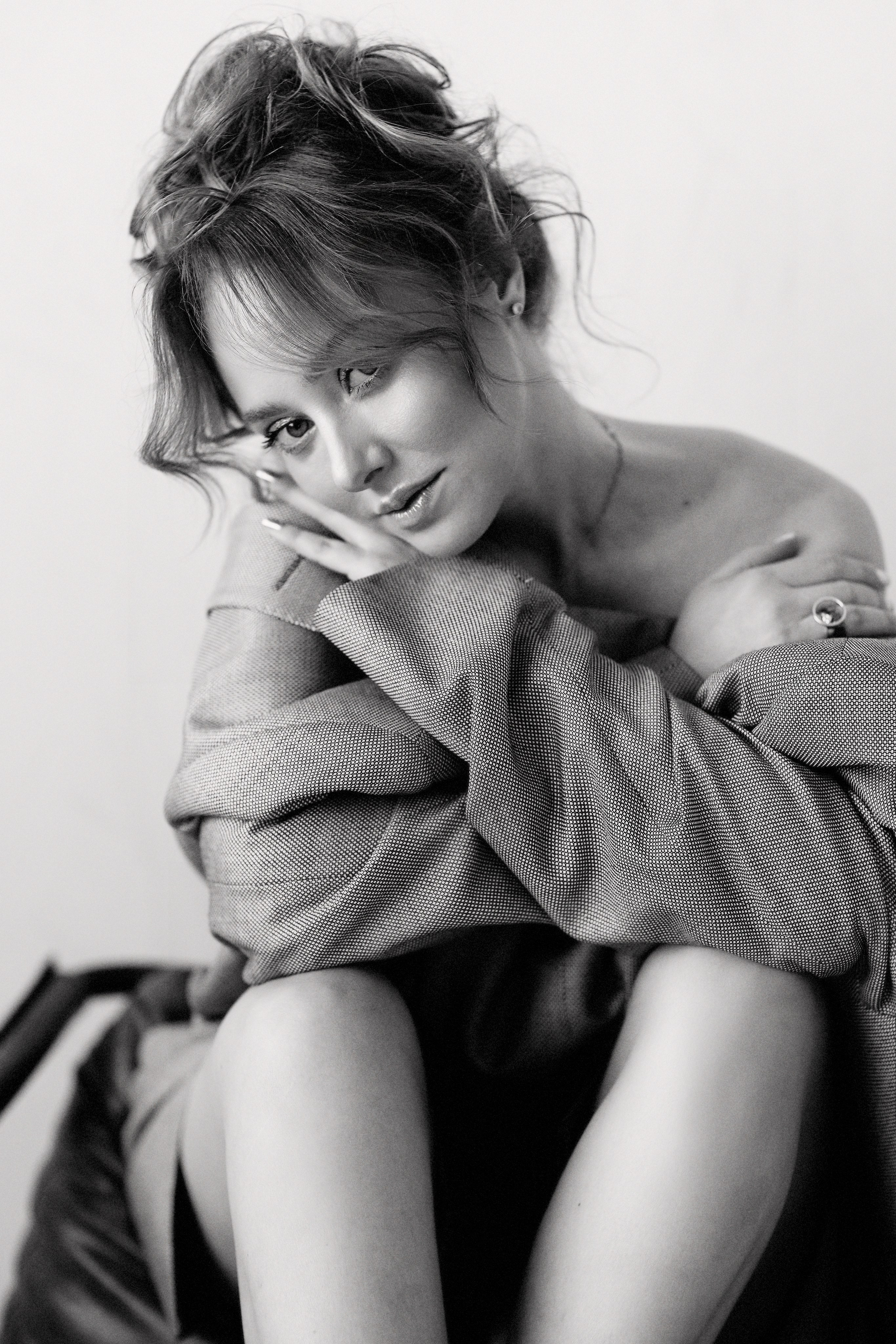 Эмоциональная глубина взгляда модели, усиленная монохромной обработкой