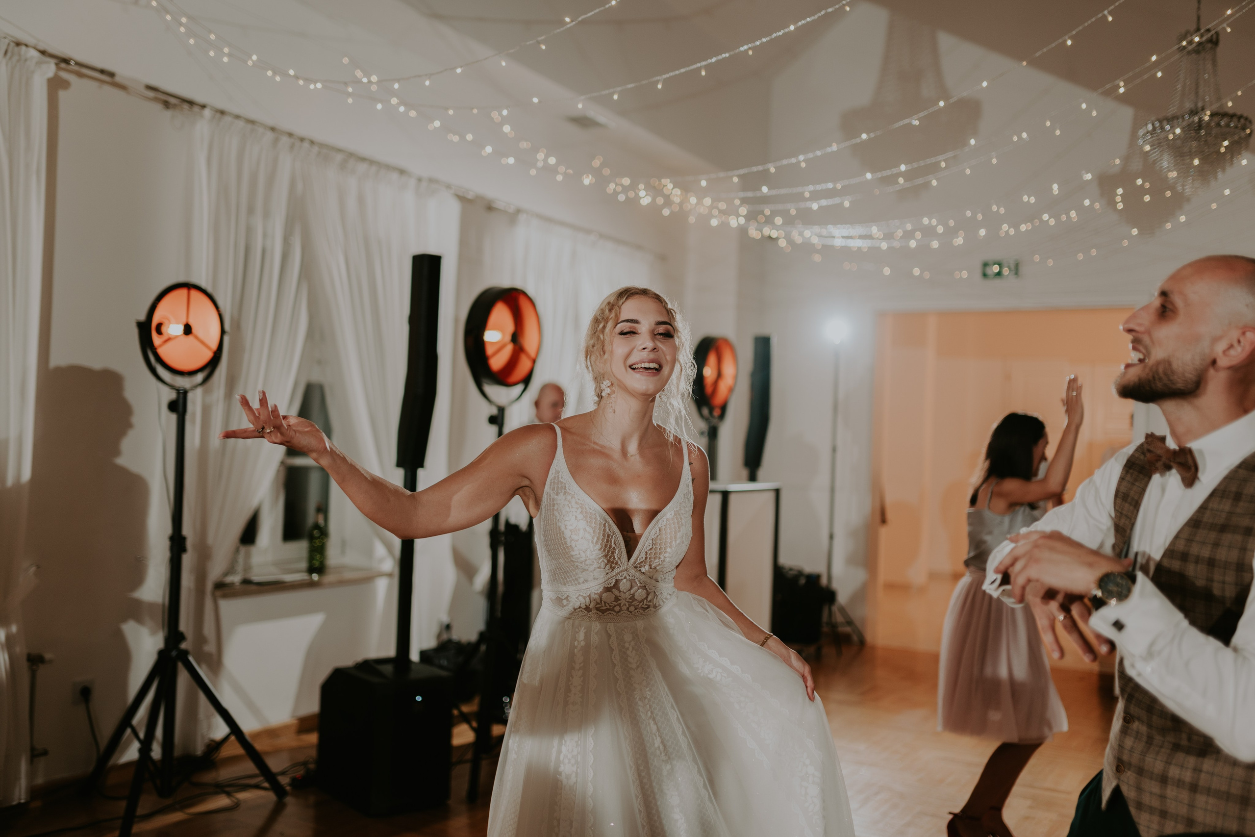 Dwór Wierzbno: plenerowy ślub pod wierzbą. Karkowskafoto - fotografia miłości