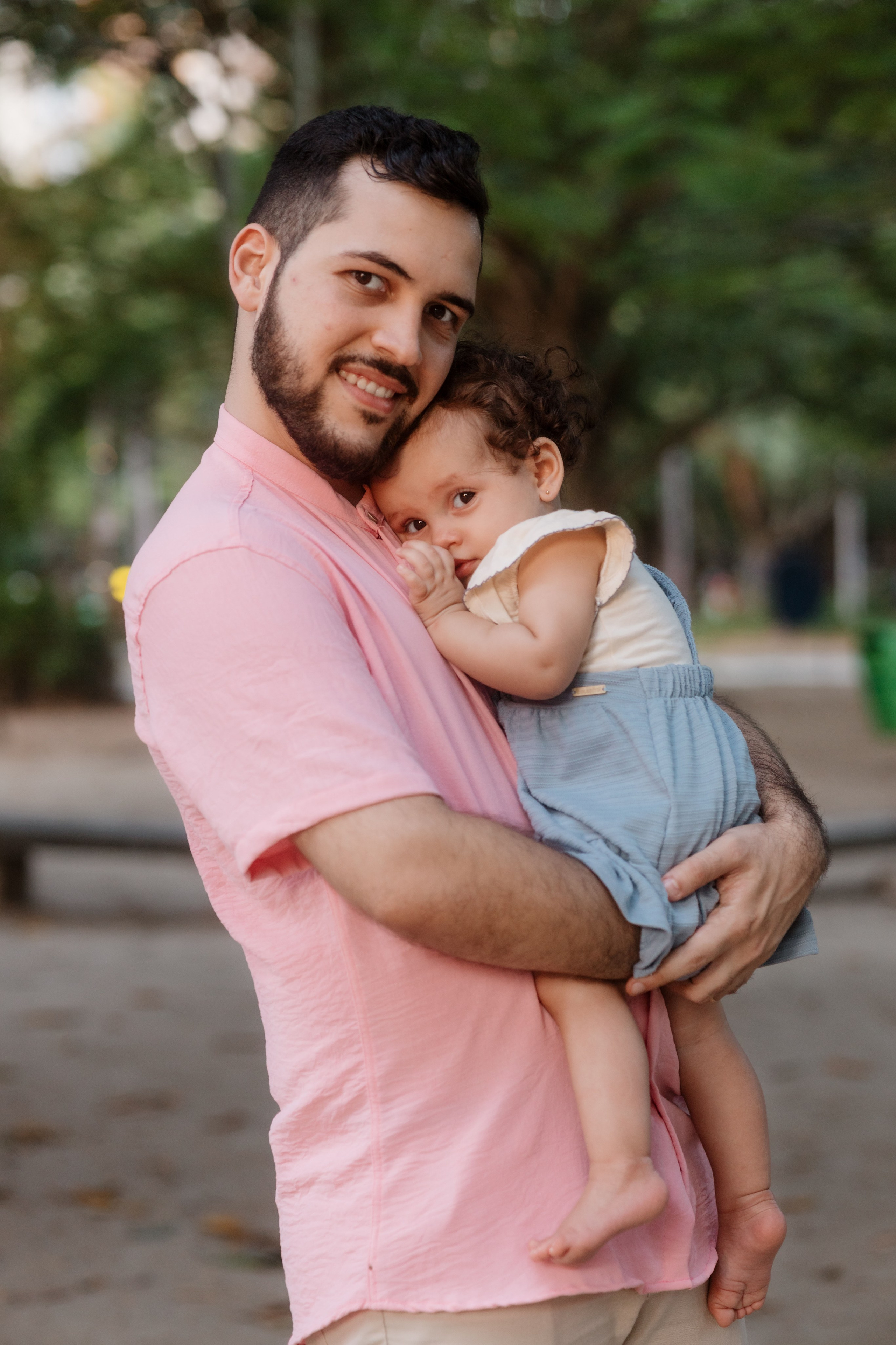 Momento de aconchego do pai com bebê em ensaio ao ar livre